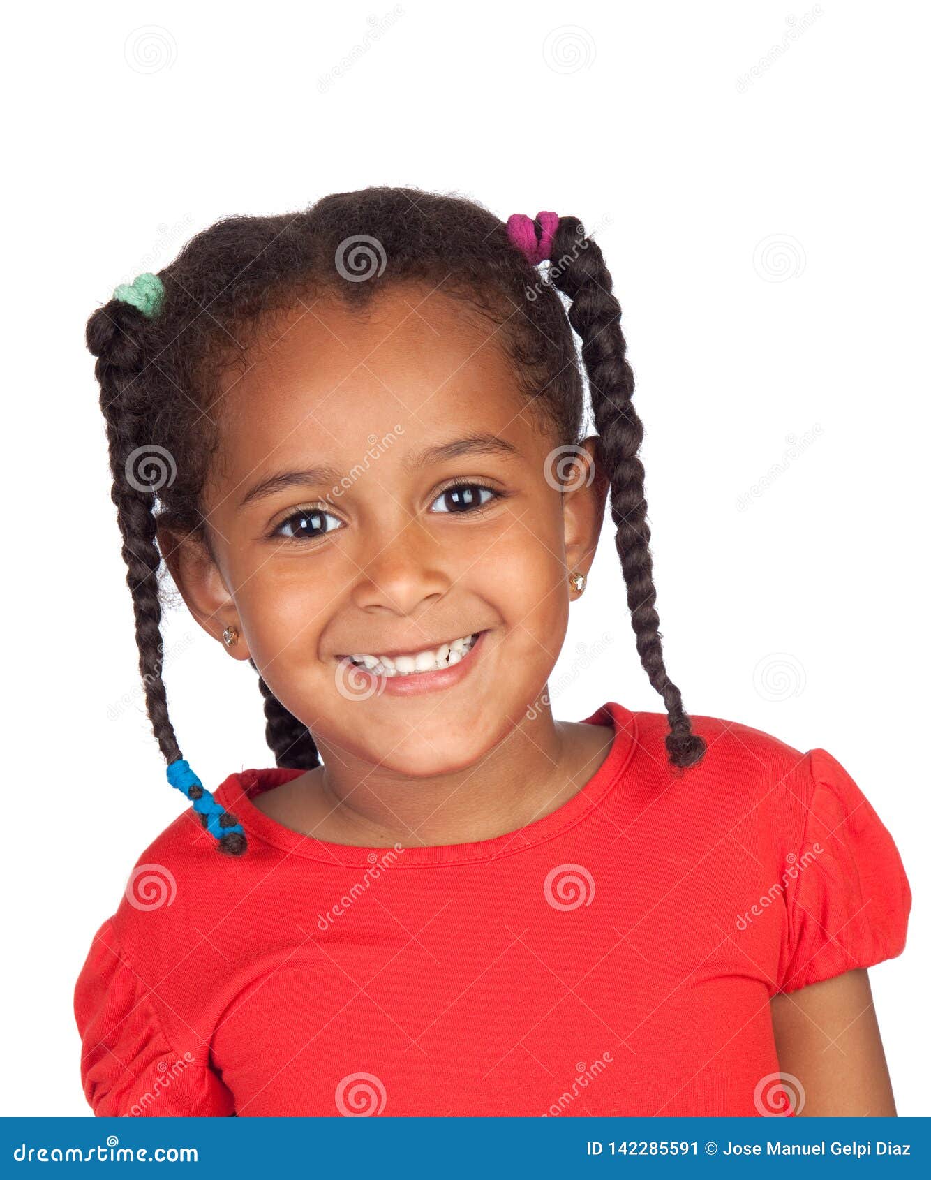 Criança Africana Feliz Com Tranças E O Tshirt Vermelho Imagem de Stock -  Imagem de fundo, felicidade: 142285591
