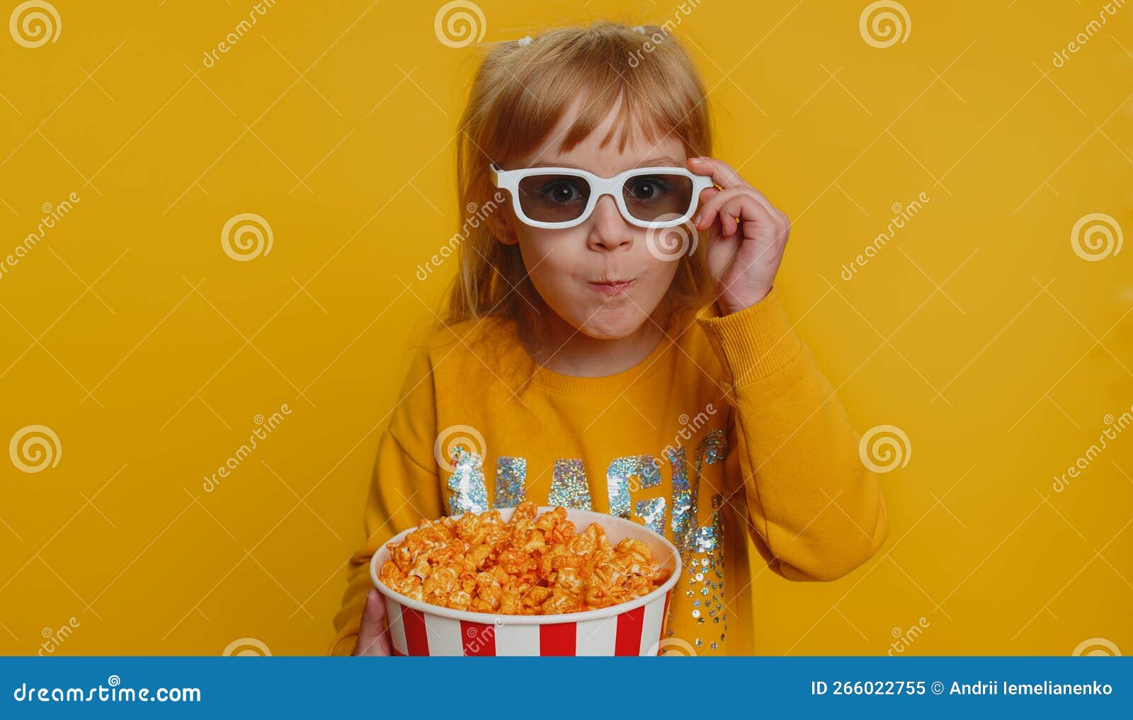 Criança Animada Comendo Pipoca Assistindo Televisão Filme Esportivo Serial  Game Online Filme De Mídia Social Imagem de Stock - Imagem de pupila,  filme: 266022755