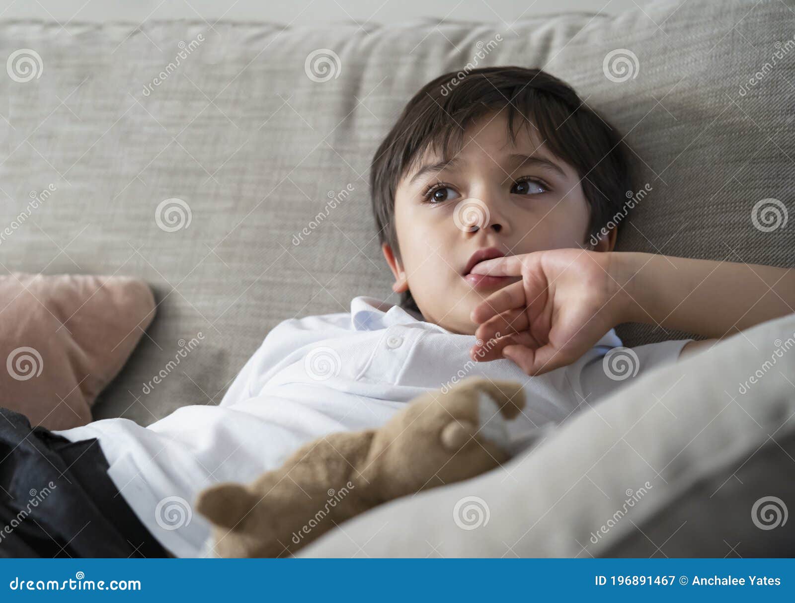 Close Up Cara De Criança Usando Fone De Ouvido Tendo Diversão Jogando Jogo  Online Com Os Amigos, Bonito Menino Da Escola Sentado No Sofá Olhando Para  Cima Assistindo TV Com Rosto Sorridente