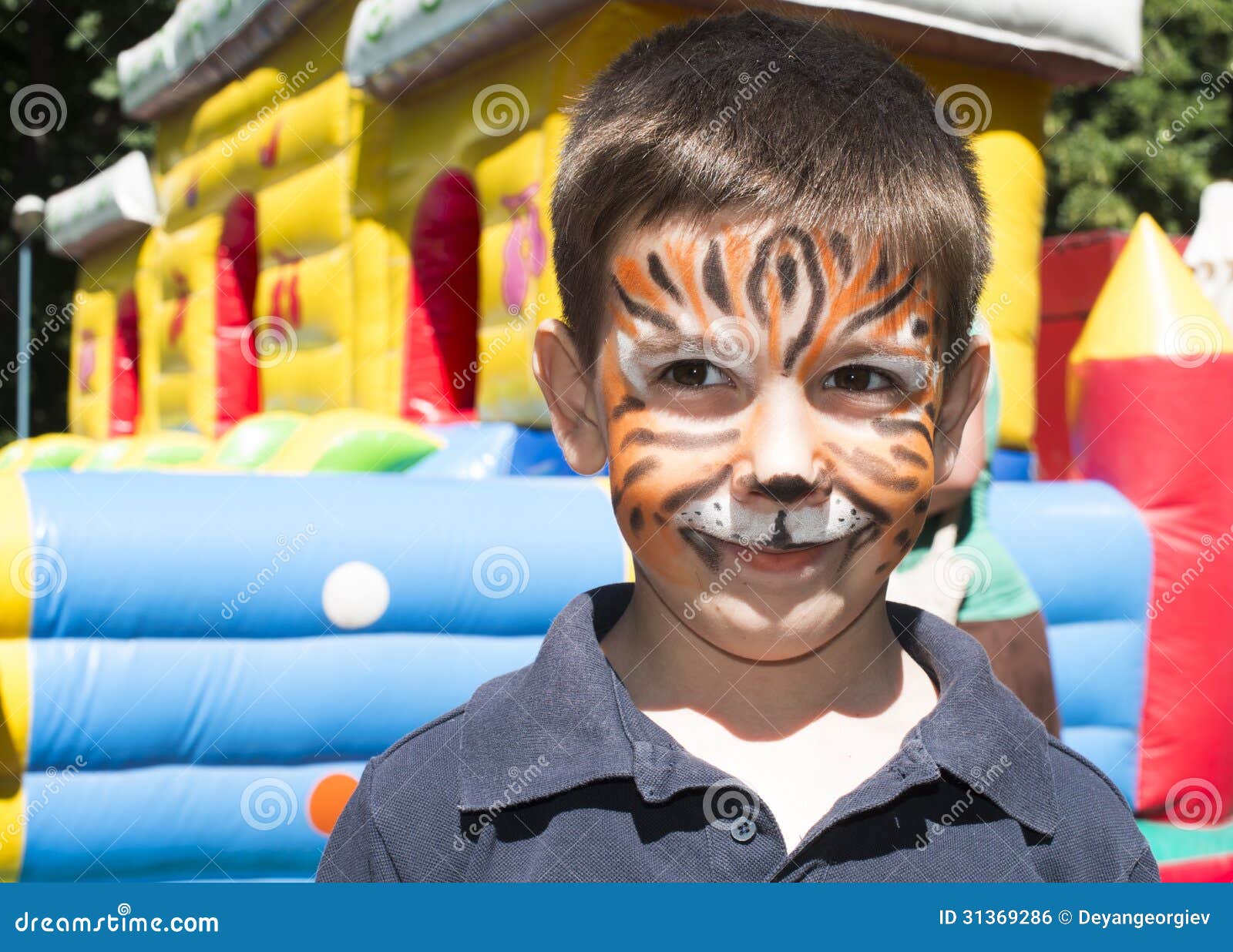 Criança Com Uma Cara Pintada Com Pinturas Coloridas Foto de Stock