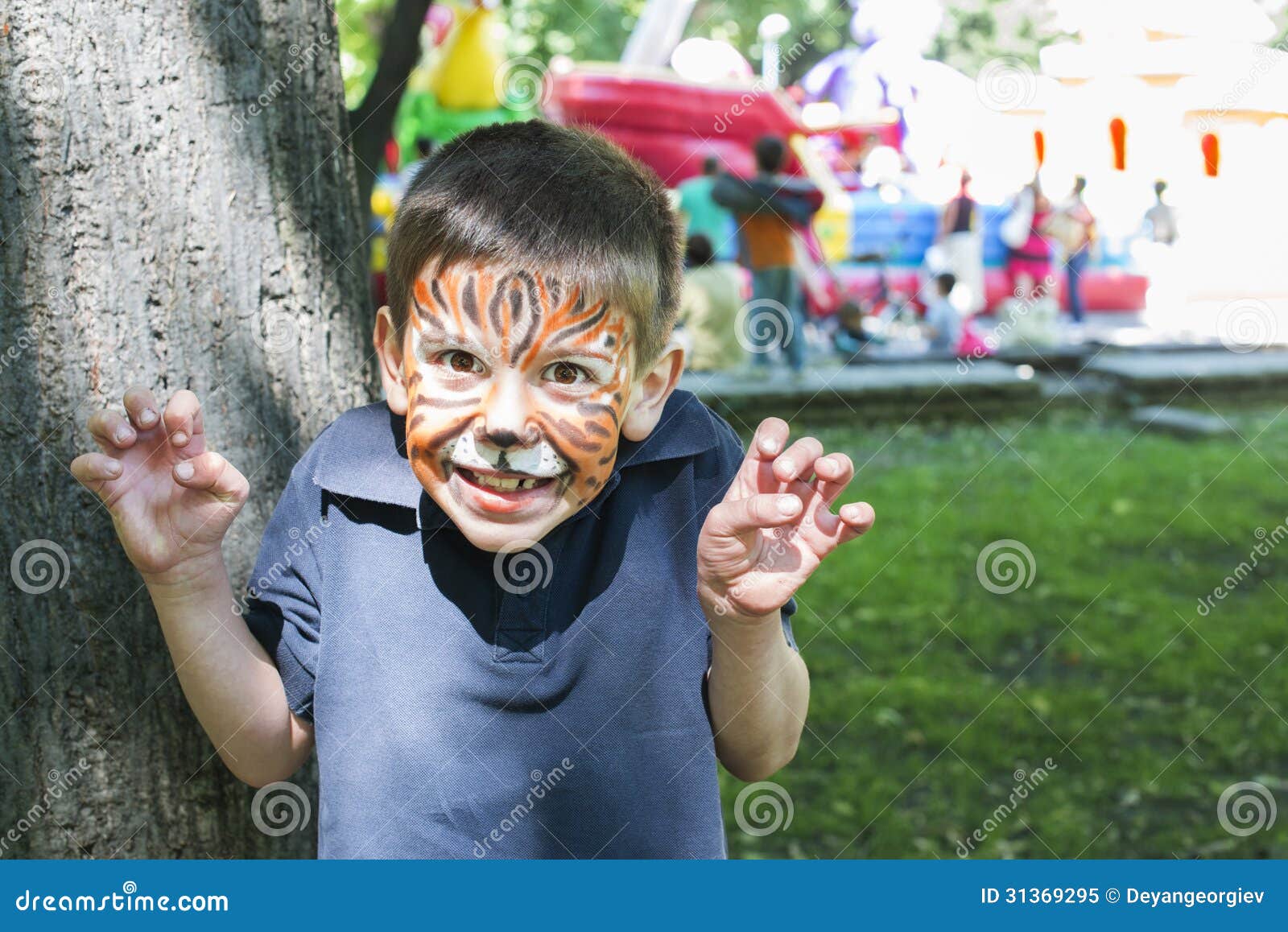 Criança Com Uma Cara Pintada Com Pinturas Coloridas Foto de Stock