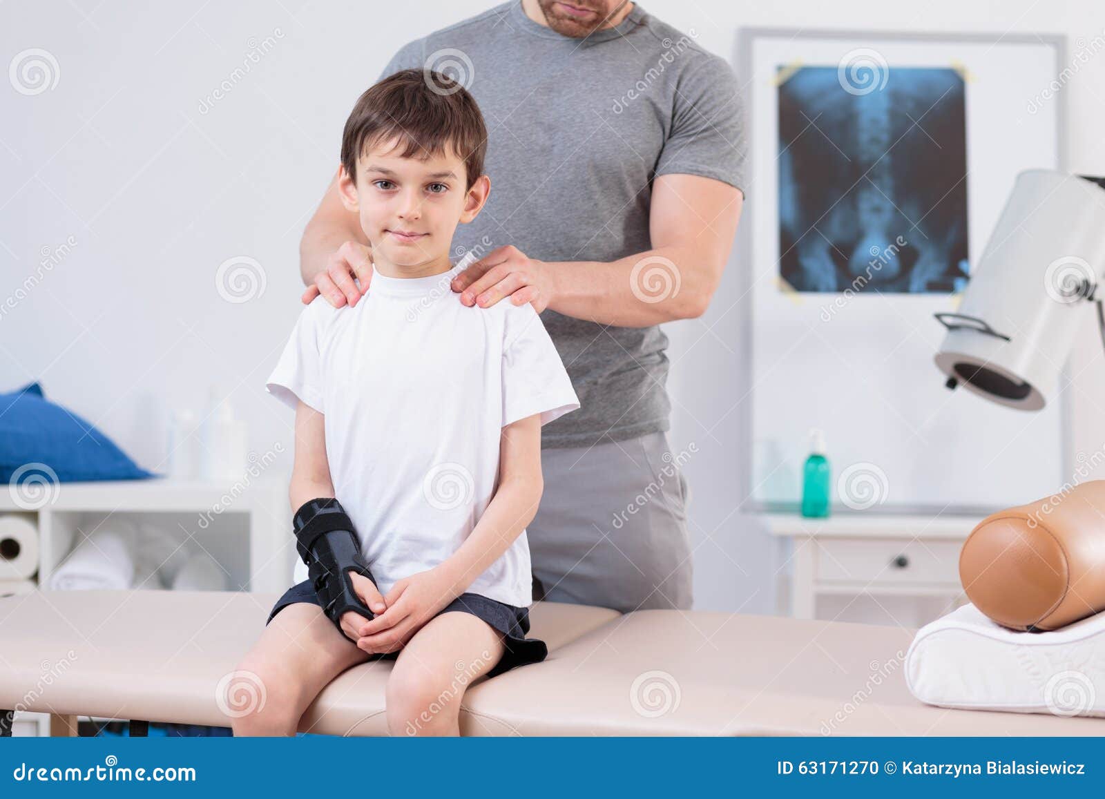 Criança Com Escoliose Durante a Fisioterapia Foto de Stock