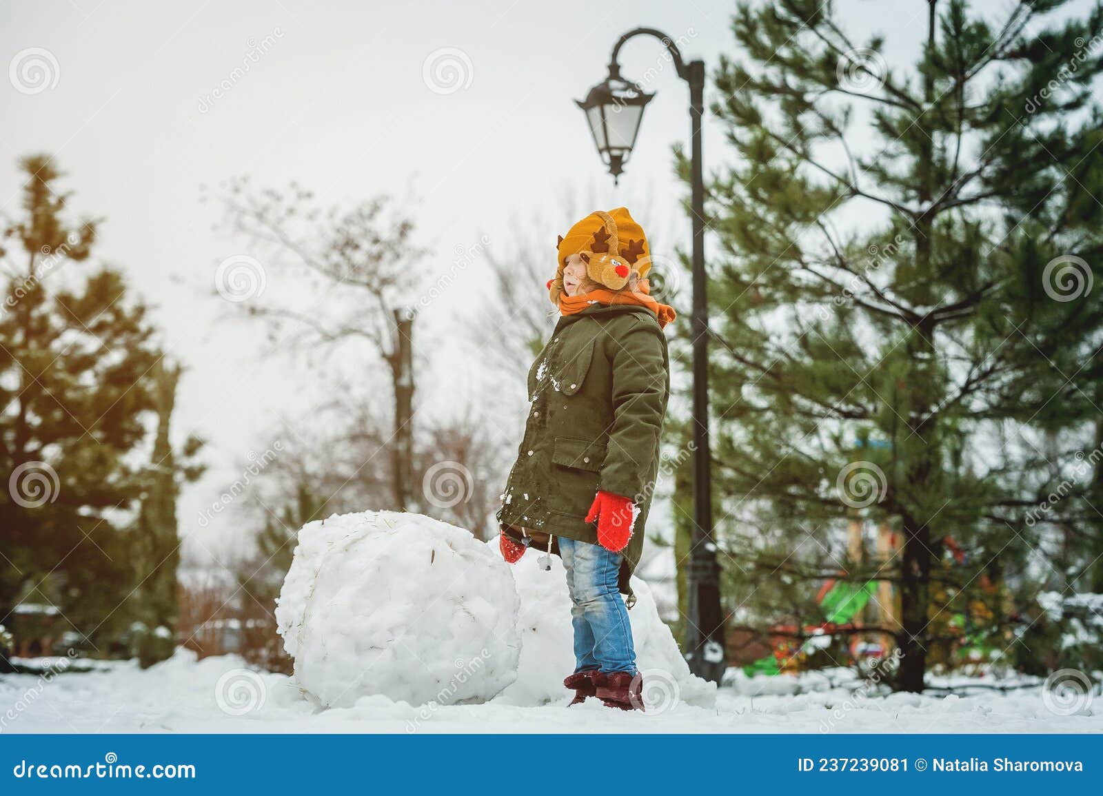 Engraçado menina criança brincando em bolas de neve. inverno jogo