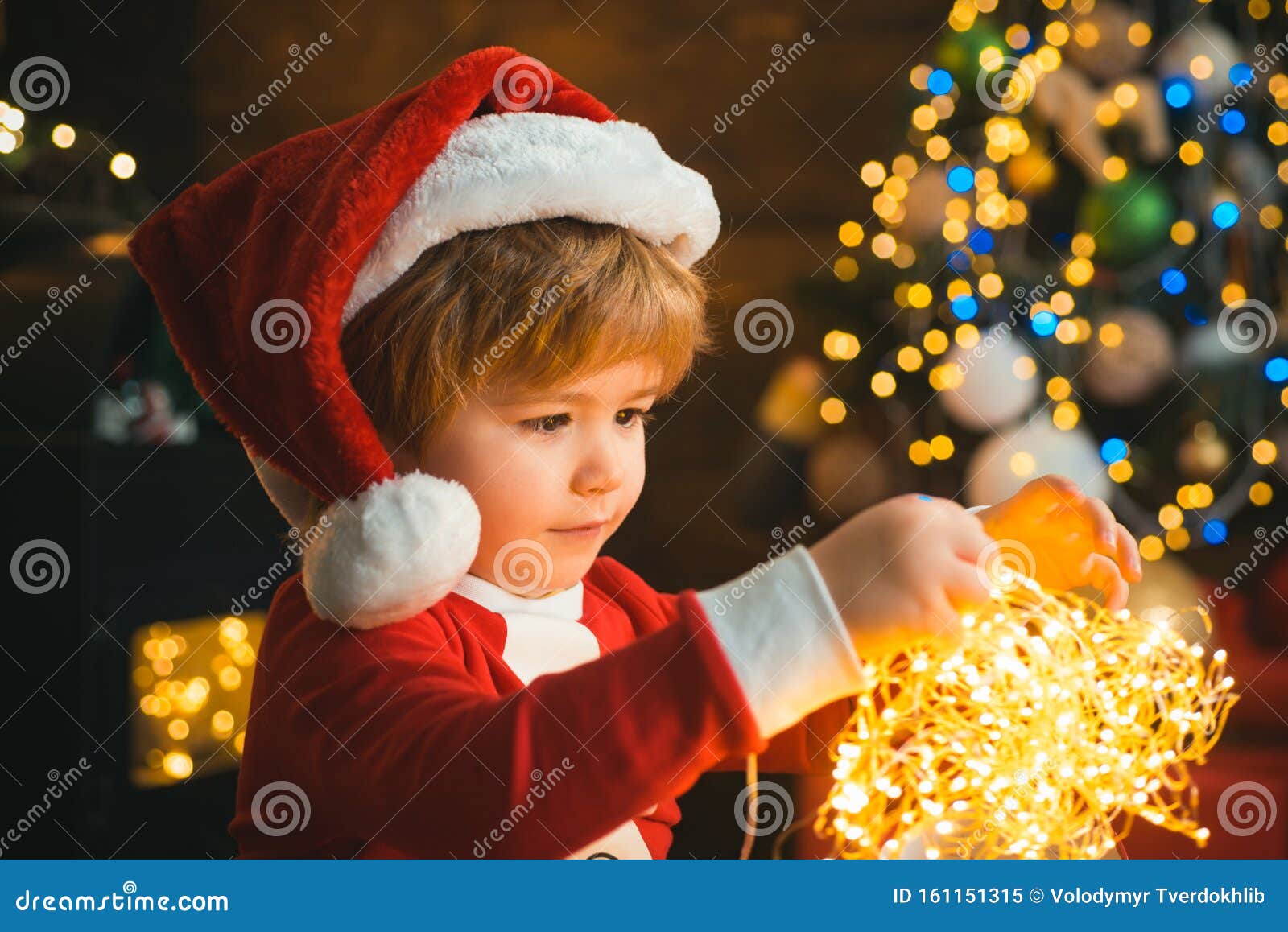 Criança Com Luzes De Terra Na árvore De Natal E Lareira Na Véspera De Natal  É Milagre Família Com Crianças Celebrando Imagem de Stock - Imagem de  conforto, presente: 161151315