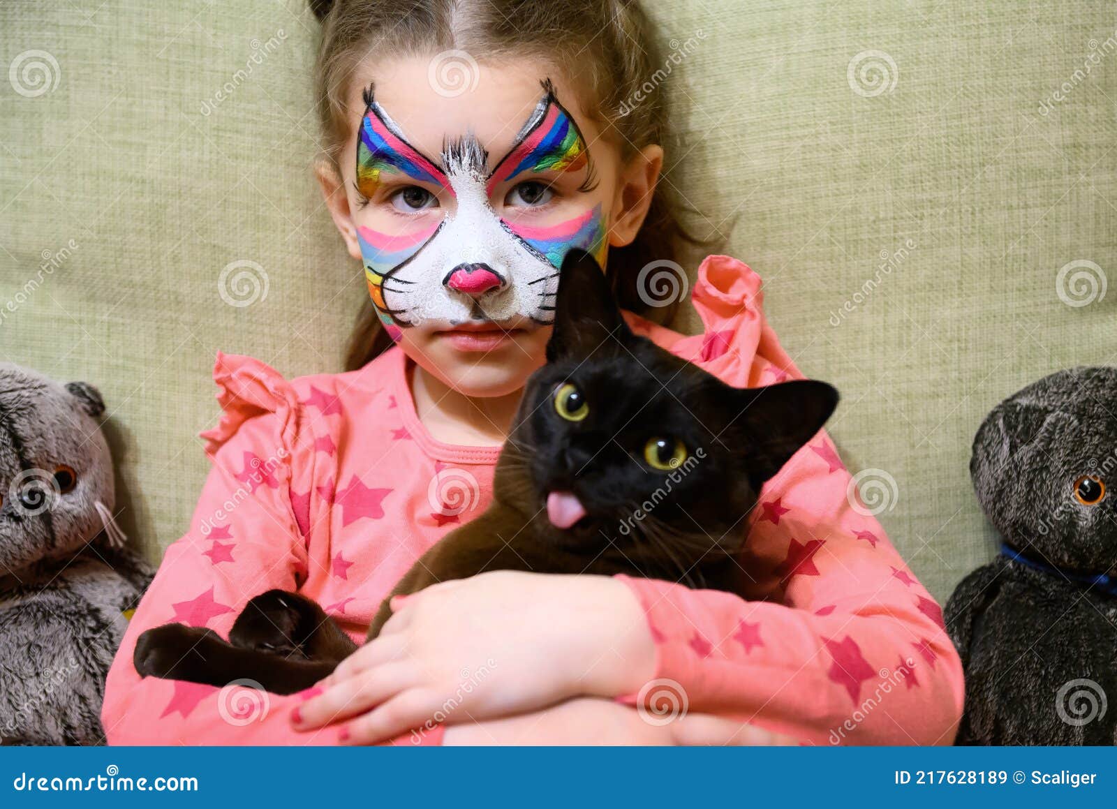 Criança Com Pintura Facial De Gatinha Bonitinha Com Máscara