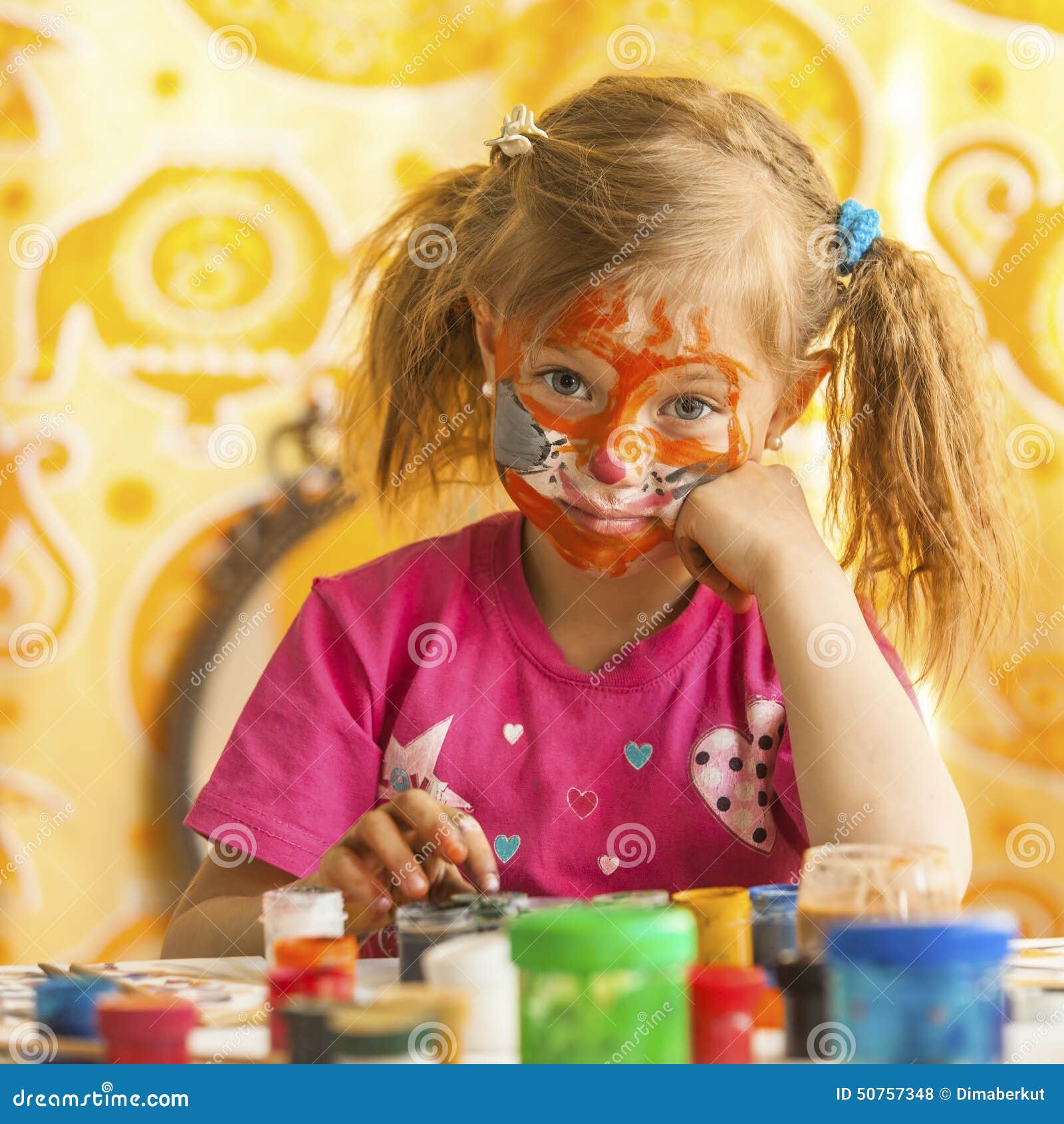 Criança Com Uma Cara Pintada Com Pinturas Coloridas Foto de Stock