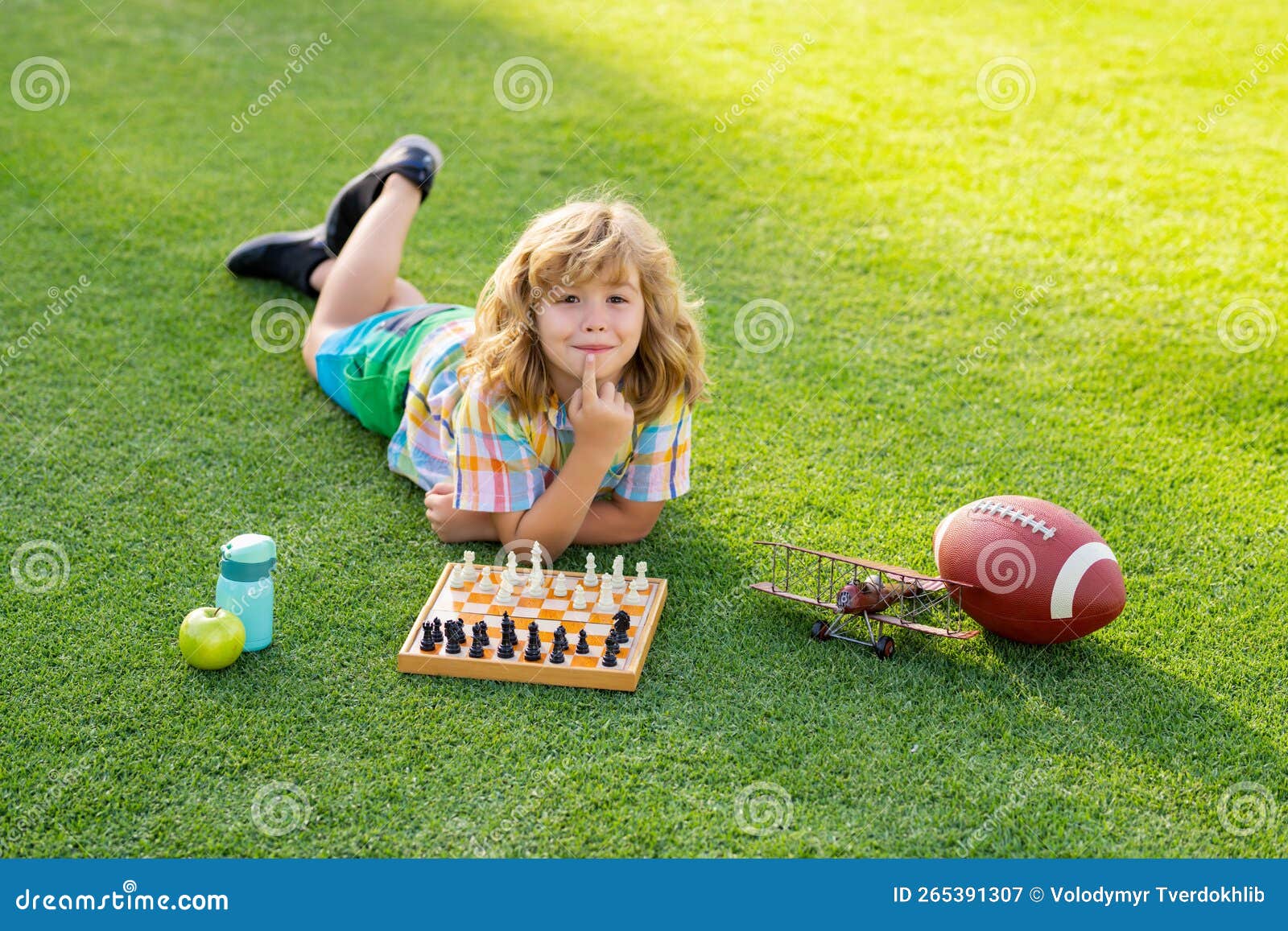 jovem concentrado desenvolvendo estratégia de xadrez, jogando jogo