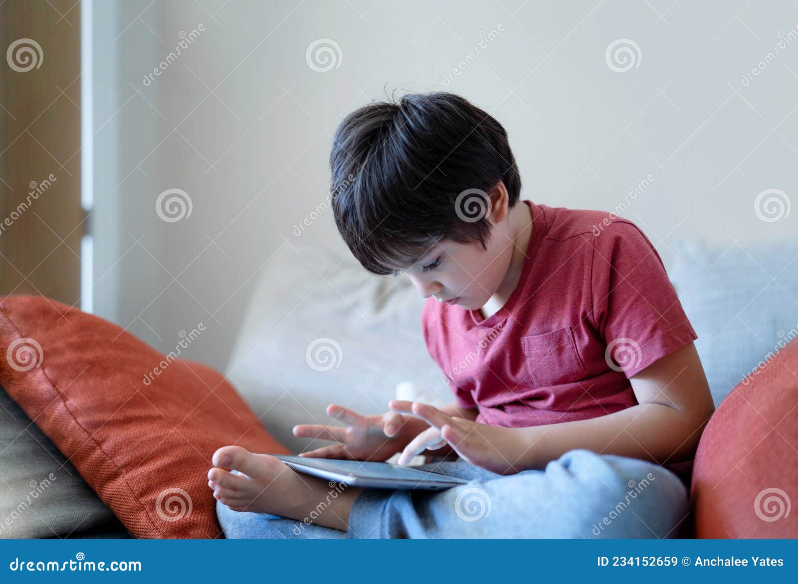 Um menino jogando jogos online na internet desenho de uma linha de jogos  online