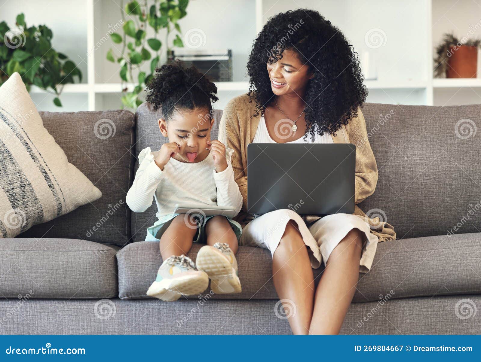 Sorriso relaxado e retrato de menina negra e tablet no chão da