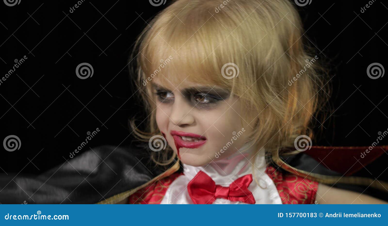 Criança Drácula. Menina com maquiagem de Halloween. Garoto vampiro com  sangue no rosto, Banco de Video - Envato Elements