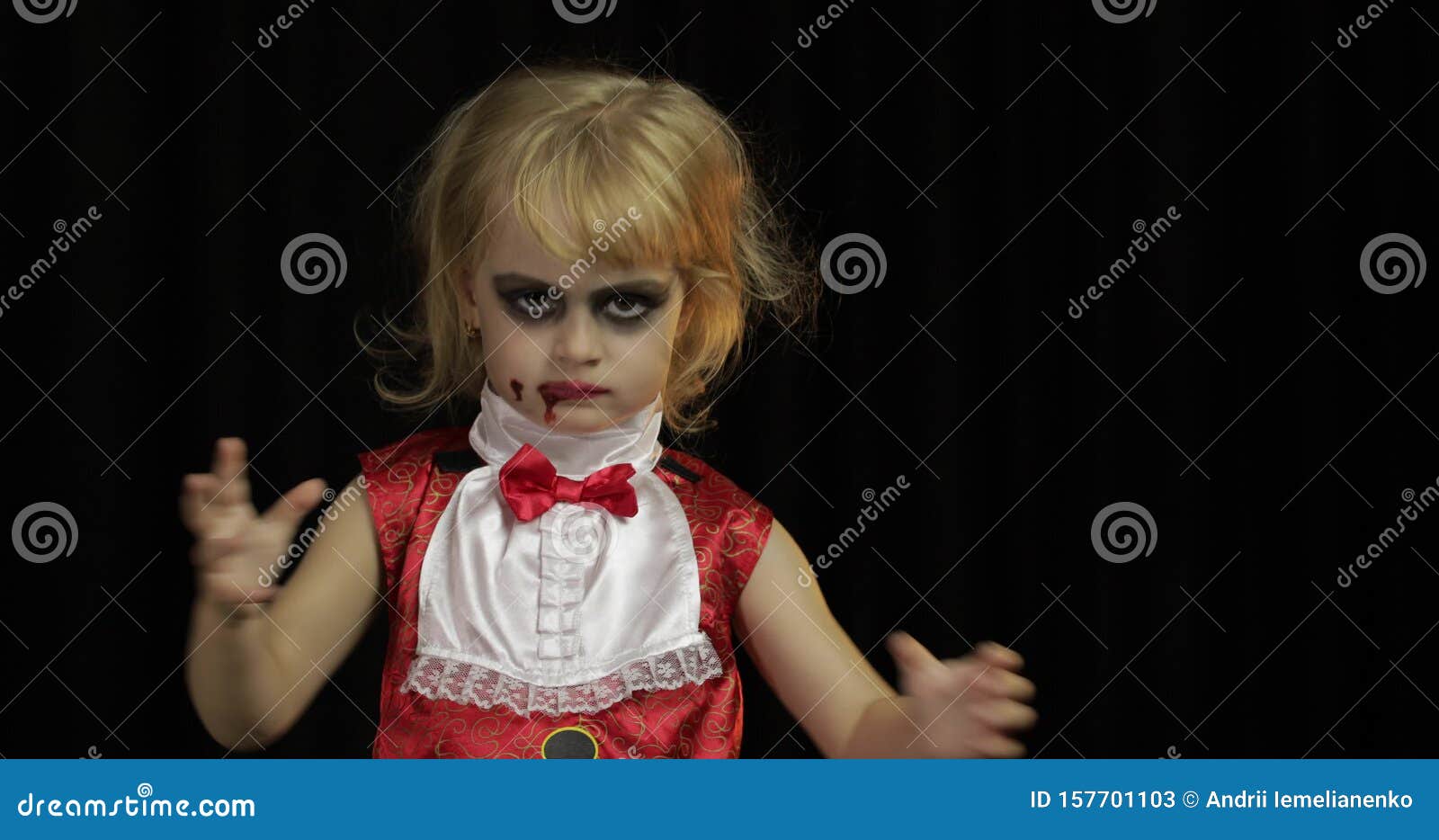 Criança Drácula. Menina com maquiagem de Halloween. Garoto vampiro com  sangue no rosto, Banco de Video - Envato Elements