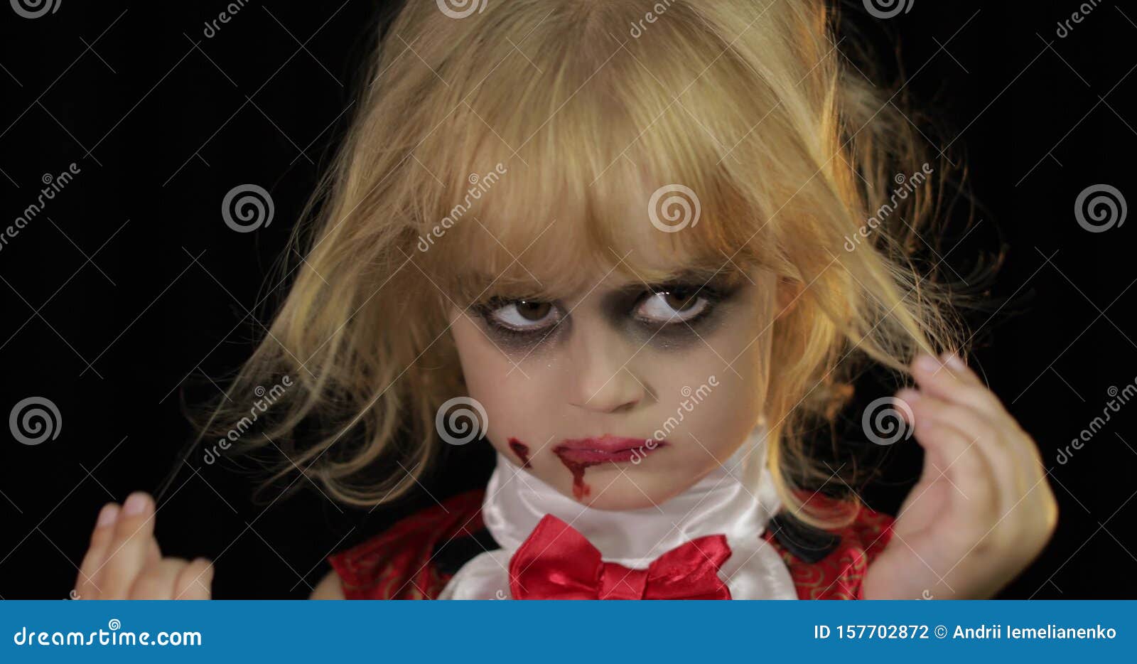 Criança Drácula. Menina com maquiagem de Halloween. Garoto vampiro com  sangue no rosto, Banco de Video - Envato Elements
