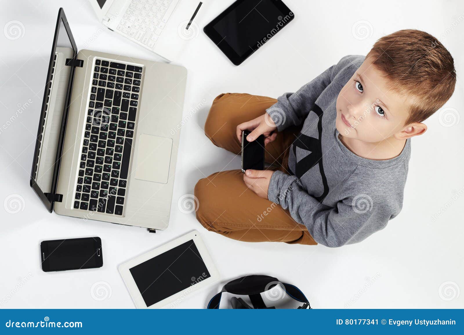 Uma Criança Tem Um Controle Remoto De Um Jogo De Computador. Dependência  Infantil Aos Jogos Online. Um Garoto Entusiasmado Dirige Imagem de Stock -  Imagem de menina, controlado: 176712215