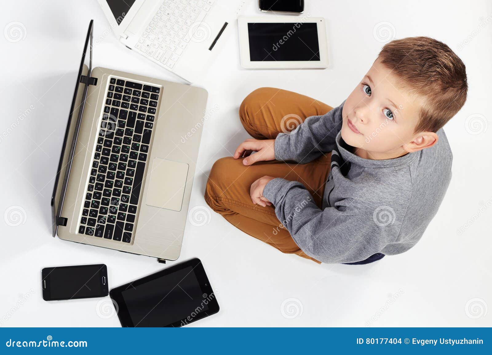 Uma Criança Tem Um Controle Remoto De Um Jogo De Computador. Dependência  Infantil Aos Jogos Online. Um Garoto Entusiasmado Dirige Imagem de Stock -  Imagem de menina, controlado: 176712215