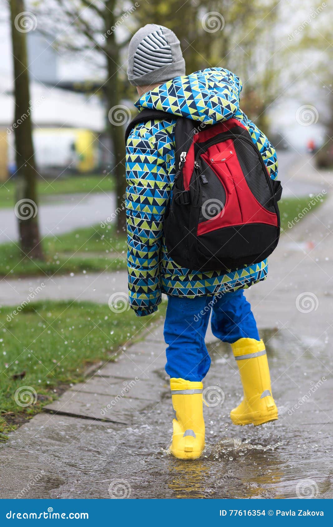 Criança Em Botas De Chuva Que Anda Na Poça Foto de Stock - Imagem de  wellington, salto: 77616354, image size:1067x1690