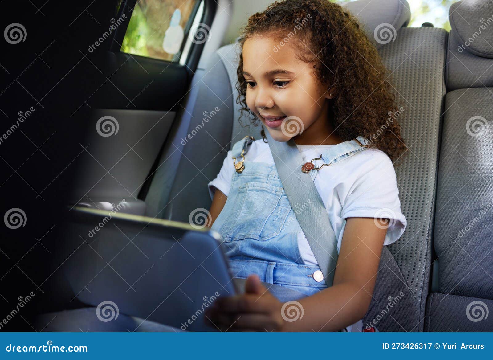 encontrar duas fotos é um jogo educativo para crianças com carro