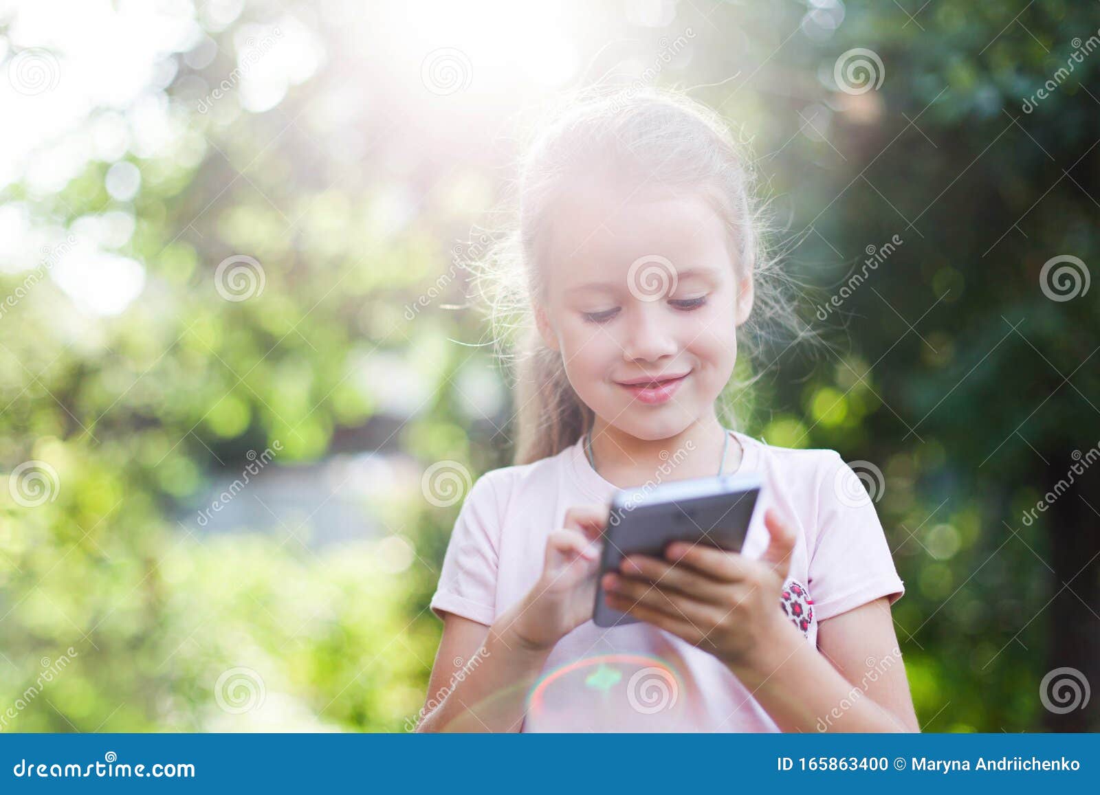 As Crianças Estão Sorrindo Olhando Para a Tela Do Telefone Celular