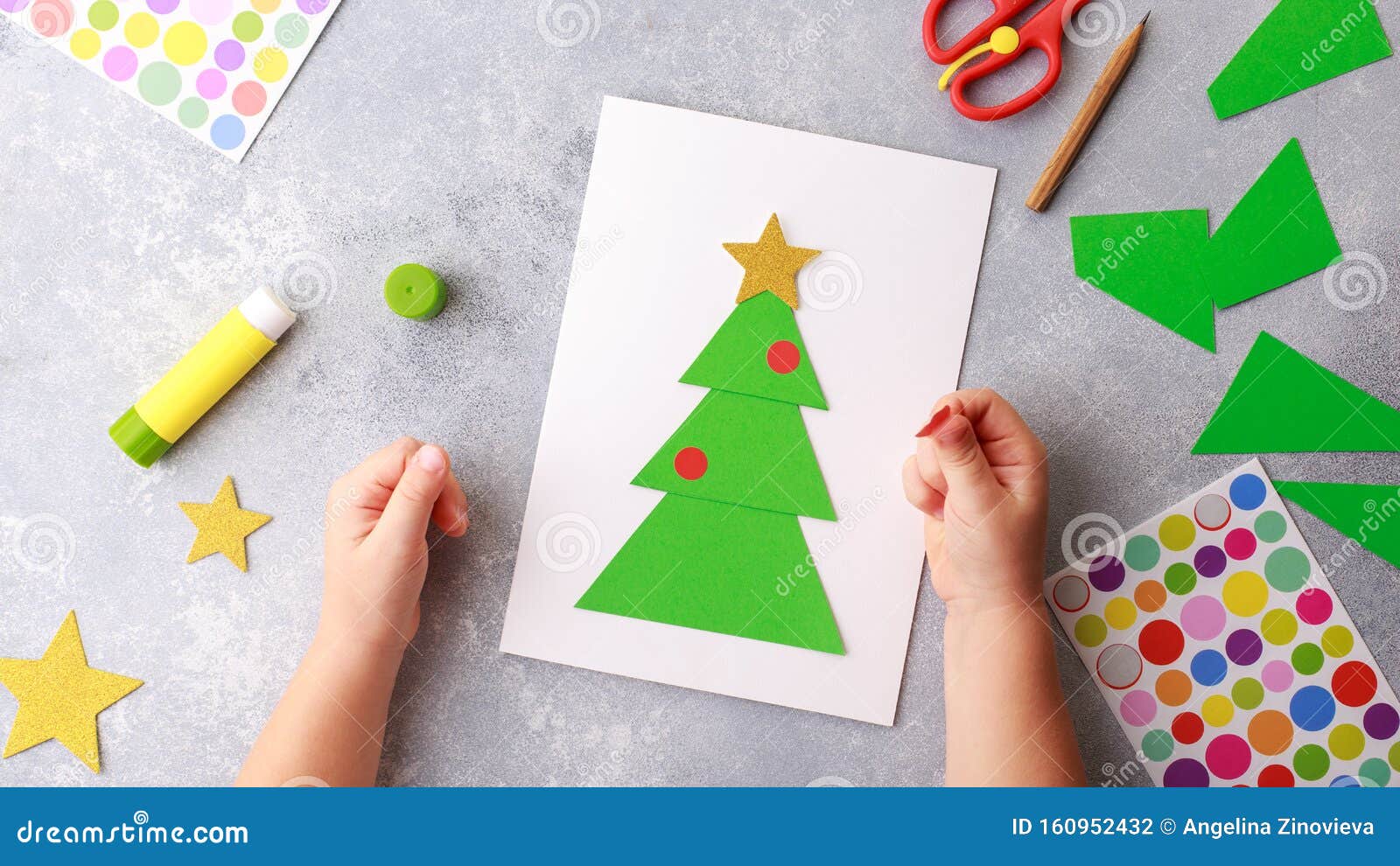 A Criança Faz Um Cartão De Boas-vindas Colagem De Papel De Natal Arte Infantil  Para Crianças Foto de Stock - Imagem de tabela, feriado: 160952432