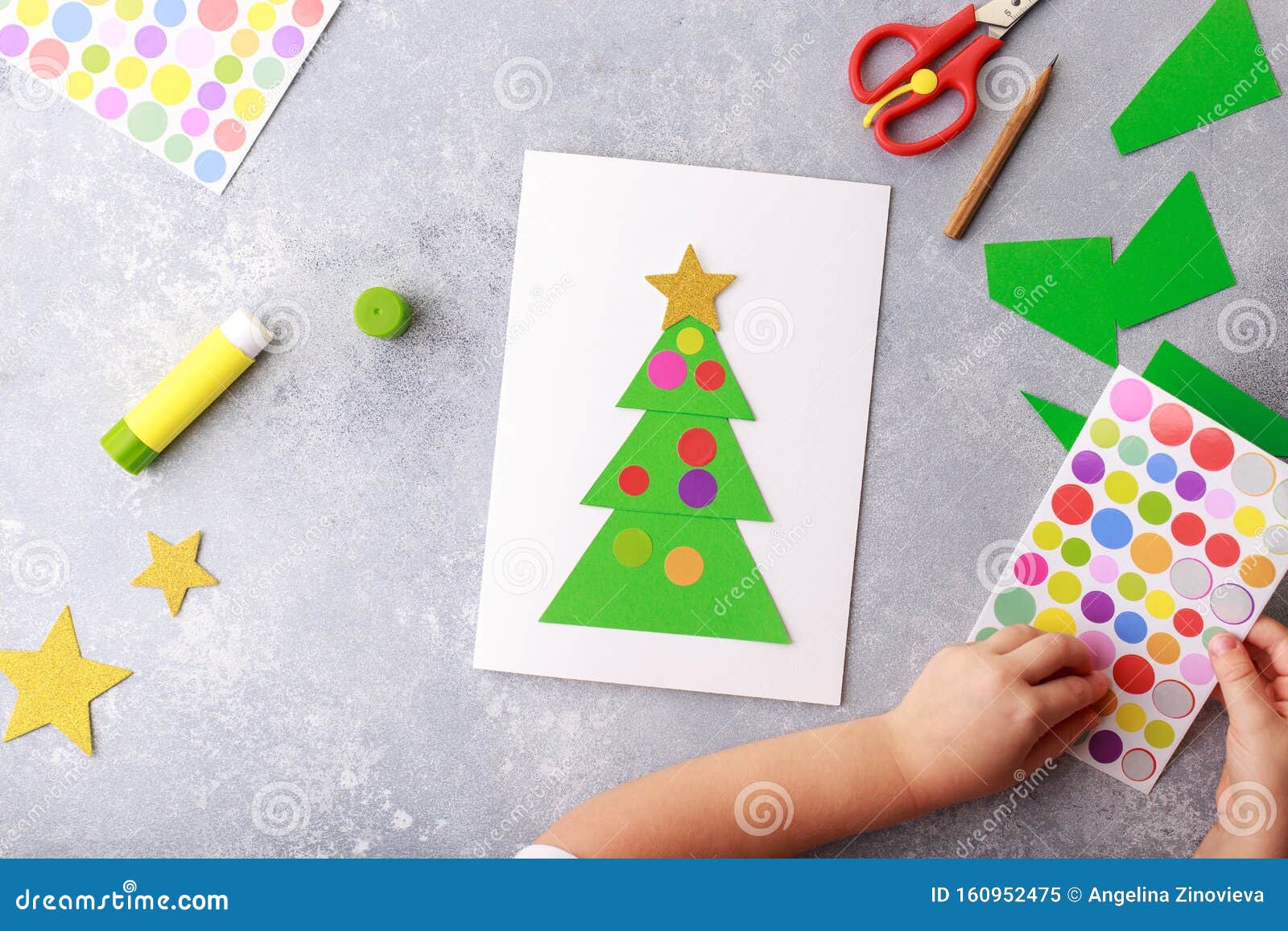A Criança Faz Um Cartão De Boas-vindas Colagem De Papel De Natal Arte Infantil Para Crianças Imagem de Stock - Imagem de atividade, pele: 160952475 A Criança Faz Um Cartão De Boas-vindas Colagem De Papel De Natal Arte Infantil Para Crianças Imagem de Stock - Imagem de atividade, pele: 160952475
