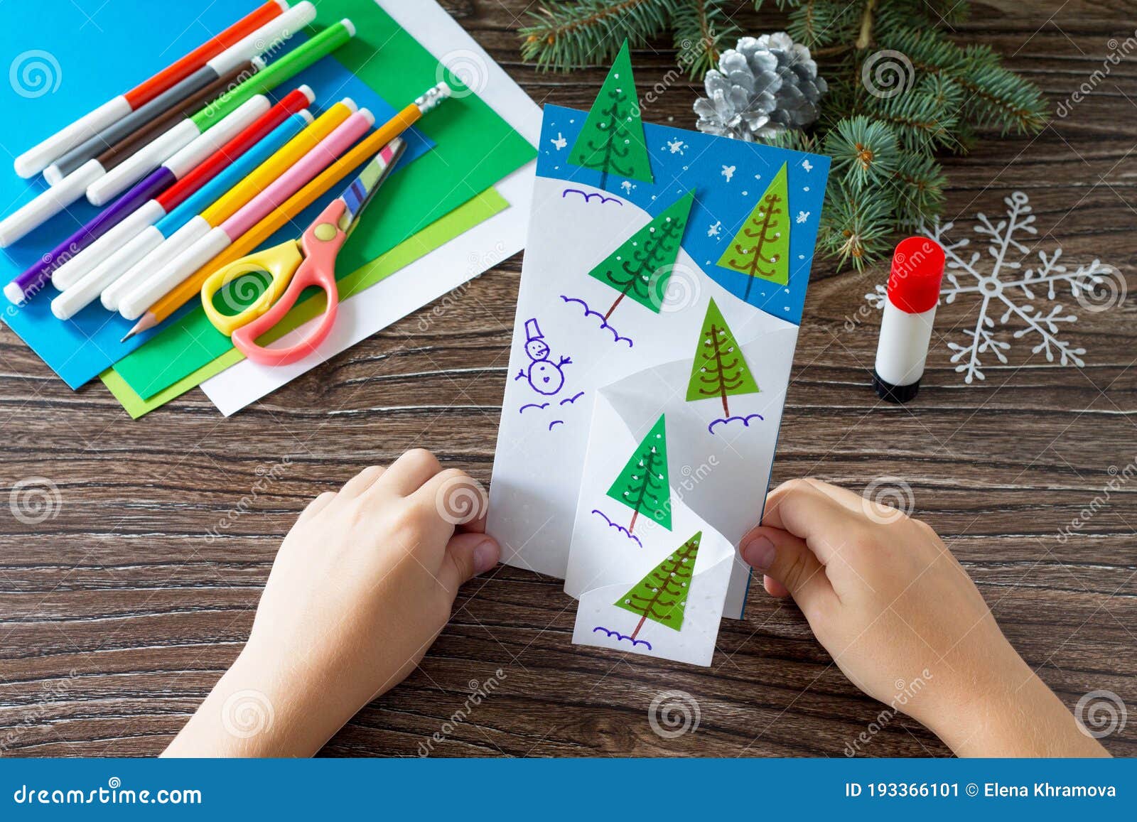 A Criança Faz Um Cartão De Saudação Natal. Feito Com As Próprias Mãos.  Artesanato De Arte Infantil Para Crianças. Imagem de Stock - Imagem de feito,  cumprimento: 193366101