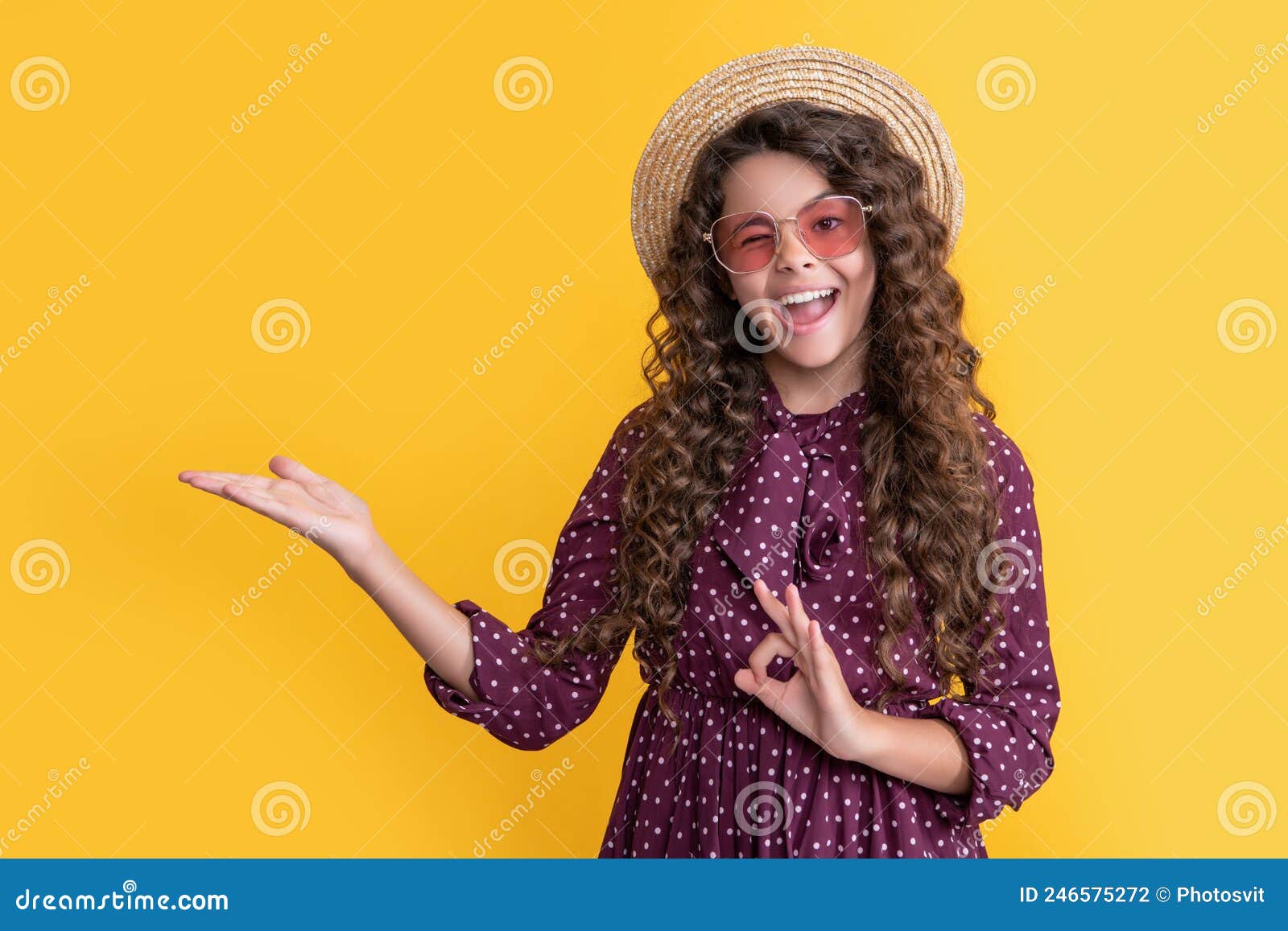 Menina bonita pulando e dançando em casa cabelo cacheado estilo casual  suéter branco feliz