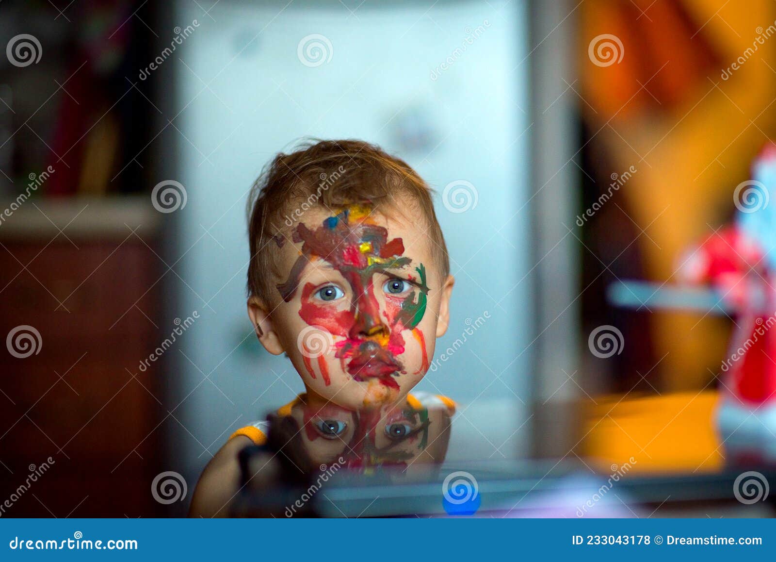 Um desenho colorido de um homem com o rosto pintado com tinta.