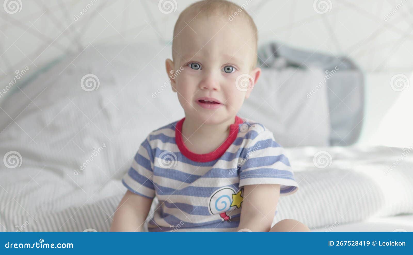 Camiseta triste do estilo dos meninos para o rosto da menina