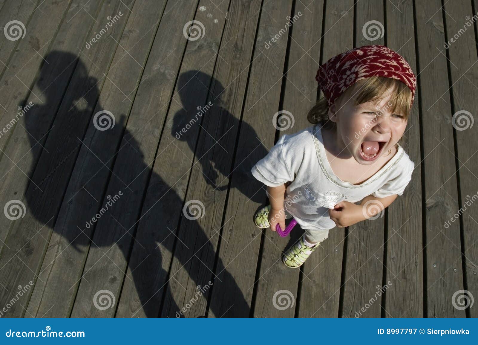 Manter Fora. Feia Aparência De Menina. Garota Zangada Mantém As Mãos No  Quadril Ao Ar Livre. Criança Desobediente. Com Emoção Nega Foto de Stock -  Imagem de consideravelmente, emocional: 213030924