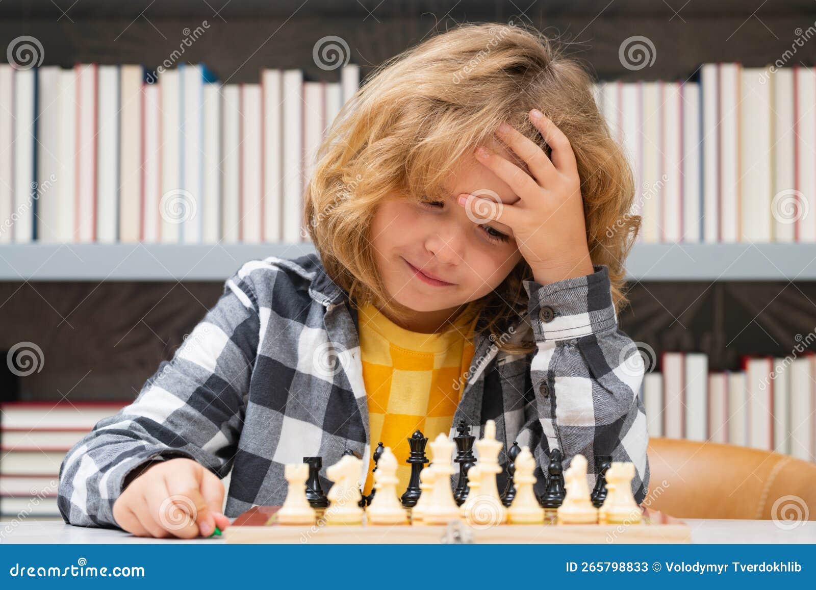 Jogar Xadrez Infantil. Xadrez Para Crianças Inteligentes. Criança Gênio  Aluno Inteligente Jogando Jogo De Tabuleiro Lógico. Rapaz Imagem de Stock -  Imagem de gênio, passatempo: 273189041