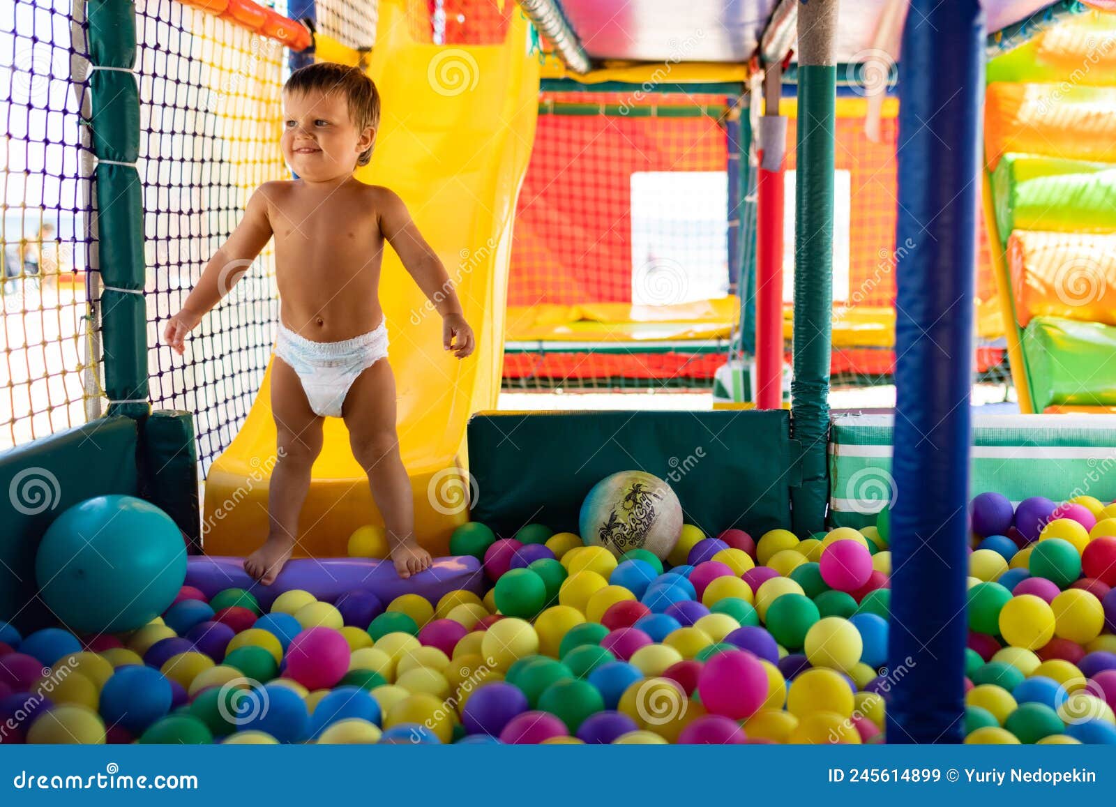 irmão com irmã jogando na piscina de bolinhas coloridas