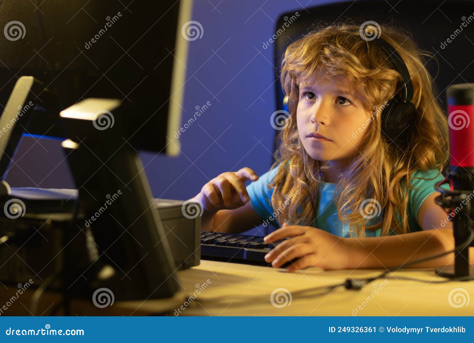 Criança Joga Um Jogo De Vídeo Na Tela Do Computador Pc. Retrato De Uma  Criança Fofa Ao Digitar No Teclado. Computador Jogador Imagem de Stock -  Imagem de jogador, fofofo: 249326361