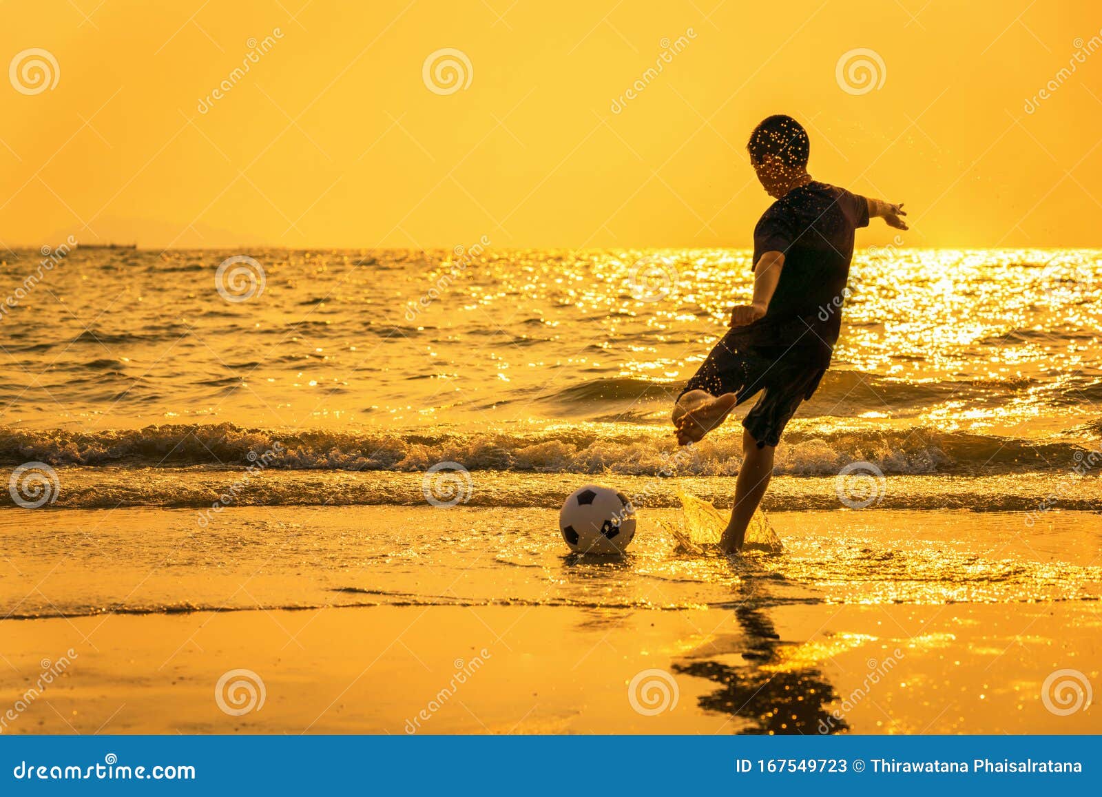 Foto De Stock Atividade De Relaxamento Na Praia, Pessoas Jogando Futebol., Royalty-Free