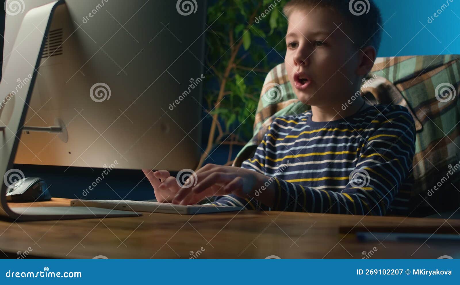 A menina com portátil joga o conceito dos jogos do vício do jogo