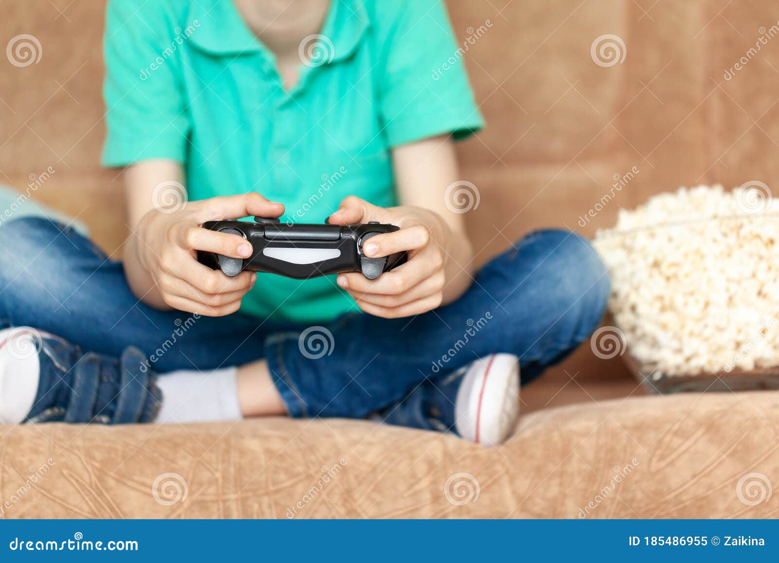 Videogames De Mãos E Pessoas Jogando on-line Em Casa Com Pipoca