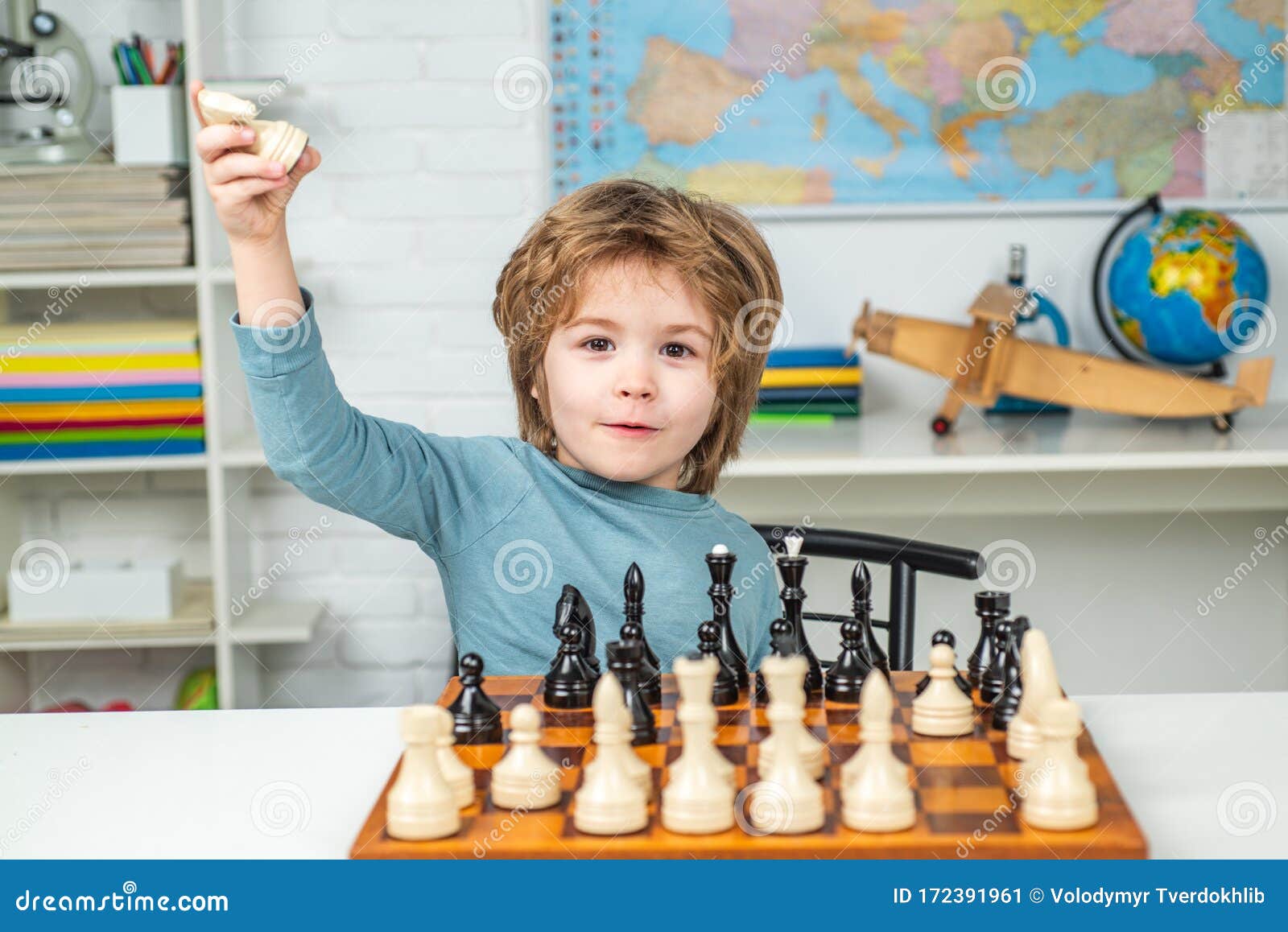 Criança Pensadora. Garotinho Jogando Xadrez. Garoto Concentrado  Desenvolvendo Estratégia De Xadrez Jogando Tabuleiro. Imagem de Stock -  Imagem de homeschooling, aprendizagem: 172391961