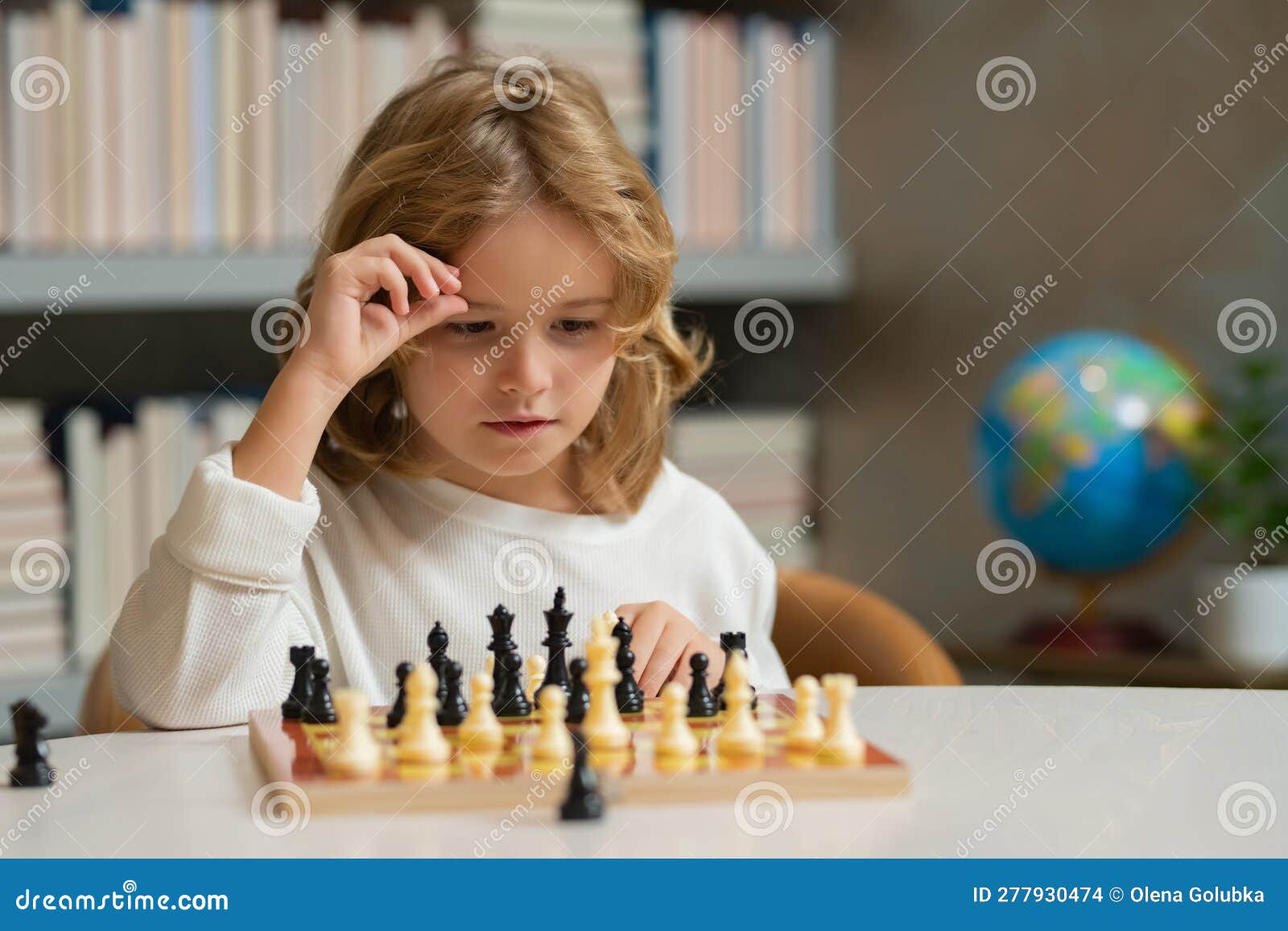 A criança da escola de xadrez pensa no jogo de xadrez conceito de educação  infantil crianças inteligentes e inteligentes da escola