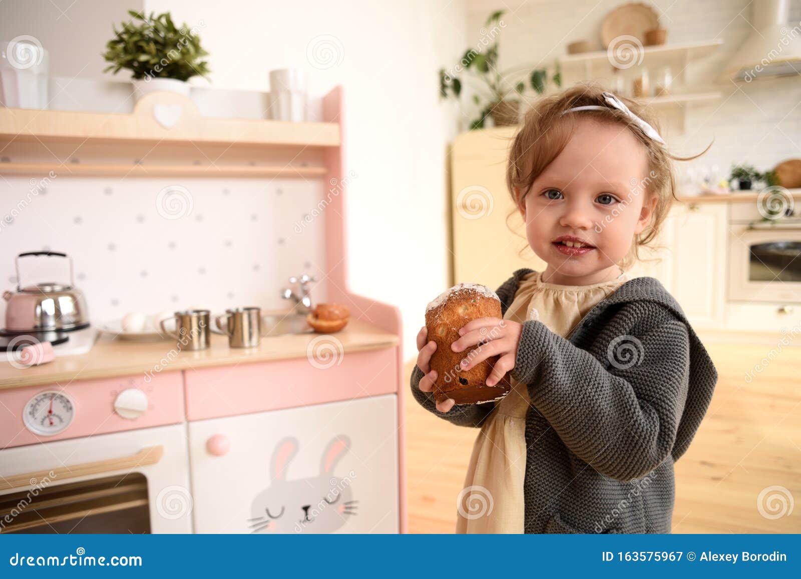 Crianças adoráveis brincando com um jogo de culinária