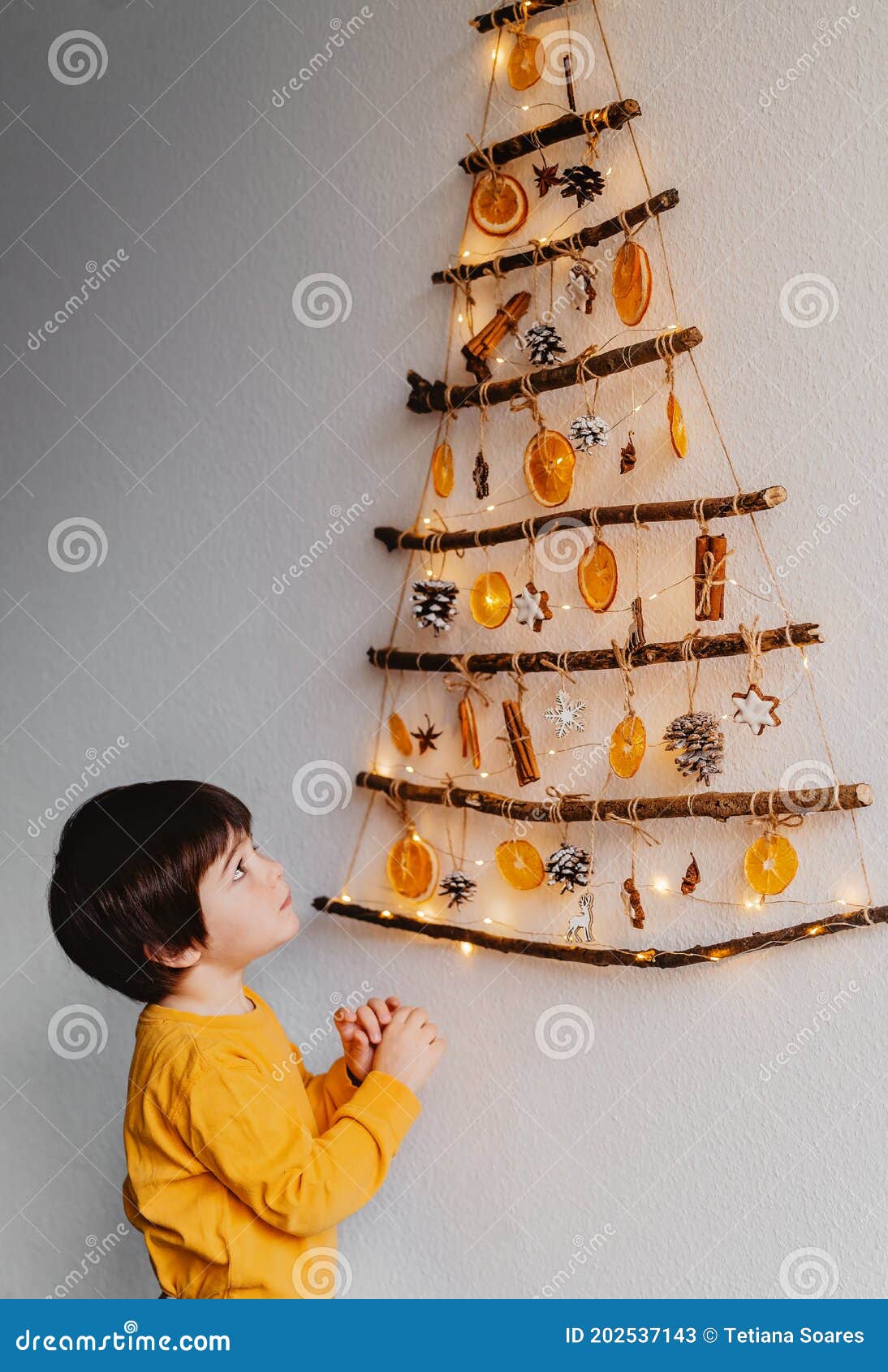Criança Pequena Olhando a árvore De Natal Artesanal Feita De Paus E Materiais Naturais Pendurados Na Parede. Imagem de Stock - Imagem de pinho, canela: 202537143 Criança Pequena Olhando a árvore De Natal Artesanal Feita De Paus E Materiais Naturais Pendurados Na Parede. Imagem de Stock - Imagem de pinho, canela: 202537143