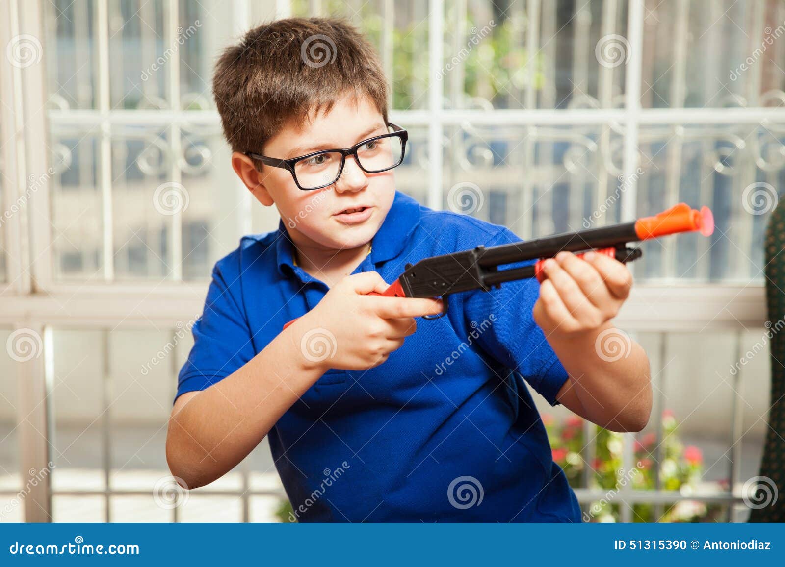 Vocês acham errado uma criança ter contato com armas de brinquedo