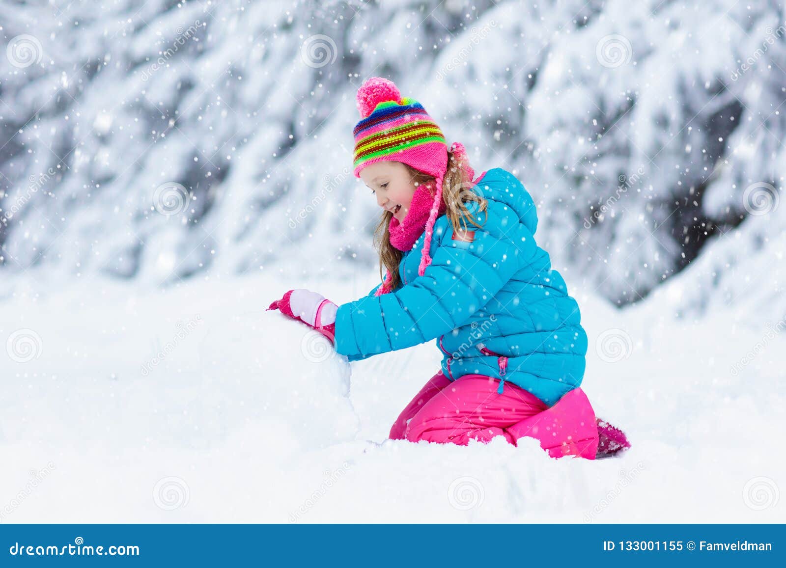Jogos Divertidos As Crianças Podem Jogar Na Neve. Atividades De Inverno Ao  Ar Livre Para Crianças E Família. Mãe Fotografando Brincando De Crianças.  Meninos Se Divertindo, Jogando Bola De Neve Juntos No