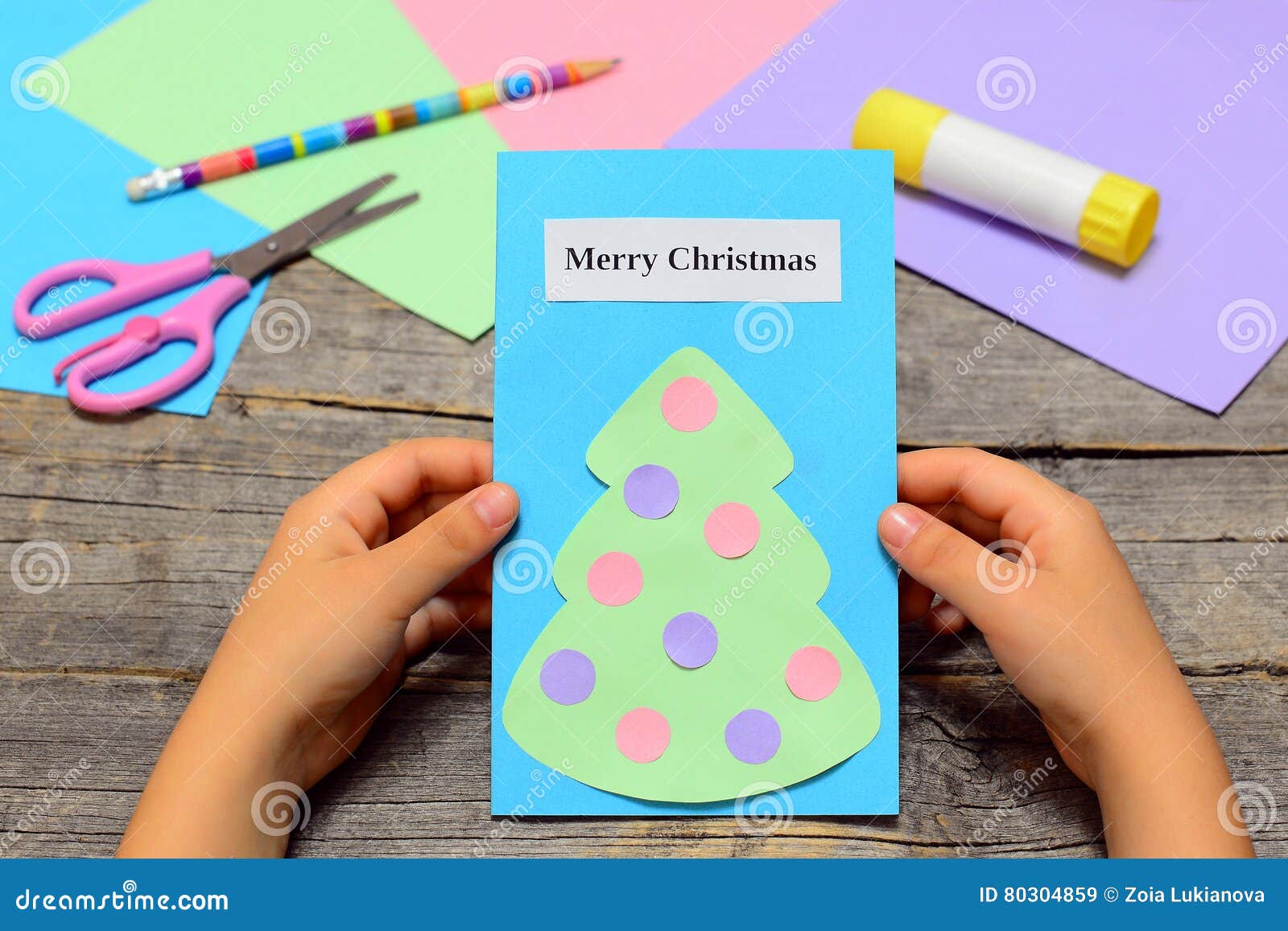 Criança Que Guarda O Cartão De Natal Em Suas Mãos Cartão De Papel Com a  árvore Do Feliz Natal E De Natal Do Texto Com Ornamento Imagem de Stock -  Imagem de