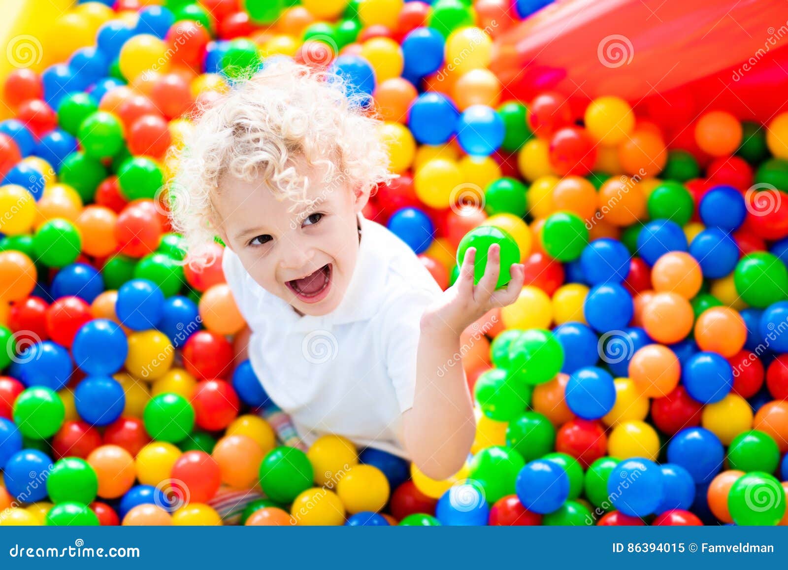 Bolas Coloridas Para O Jogo De Crianças No Campo De Jogos Foto de Stock -  Imagem de amarelo, jogo: 77048592