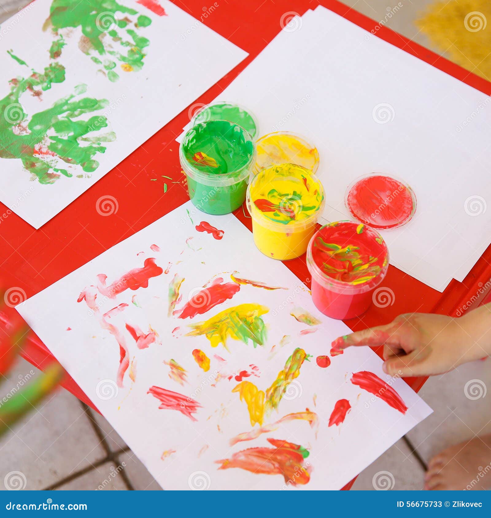 Dois Desenhos Com Flores, Pintura De Dedo, Jogo Das Crianças Pintura  Colorida Fundo De Madeira De Brown Foto de Stock - Imagem de bonito,  passatempo: 74041292