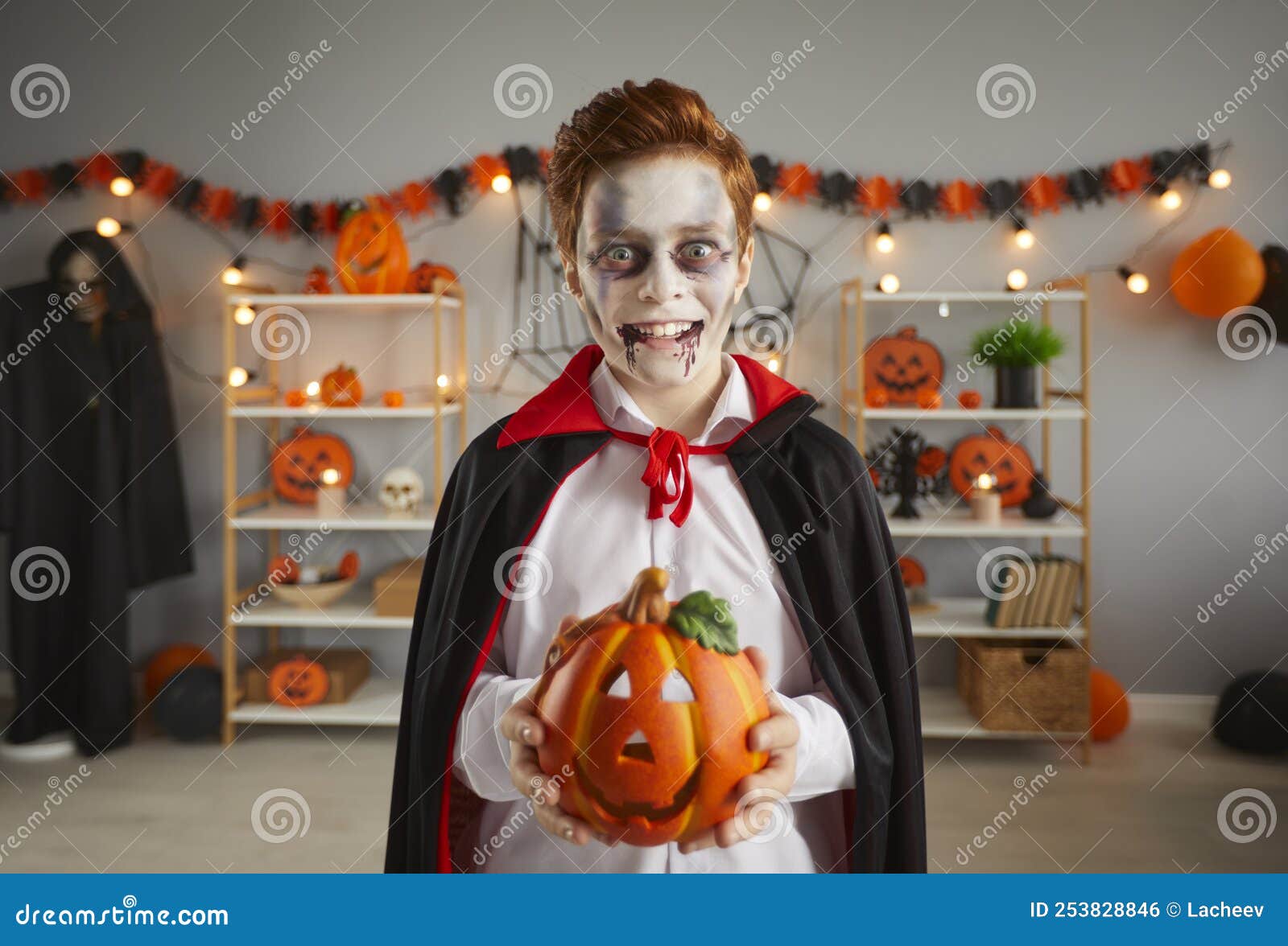 Crianças Bonitas Em Fantasias Assustadoras De Halloween Fazem Uma
