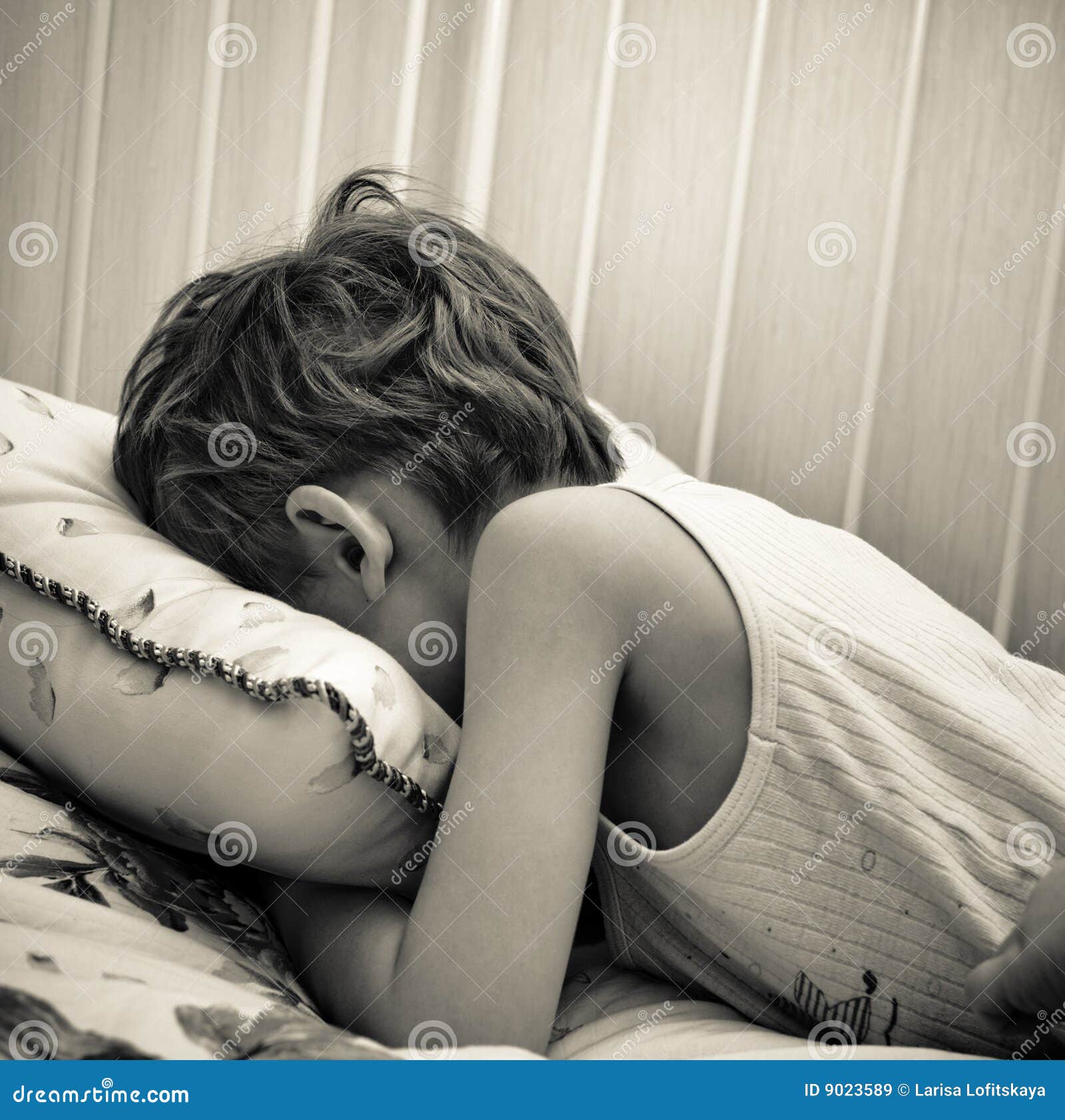 Плачущий мальчик сон. Плачет в подушку. Кровать для мальчика. Подушка в слезах. Уткнуться лицом в подушку.