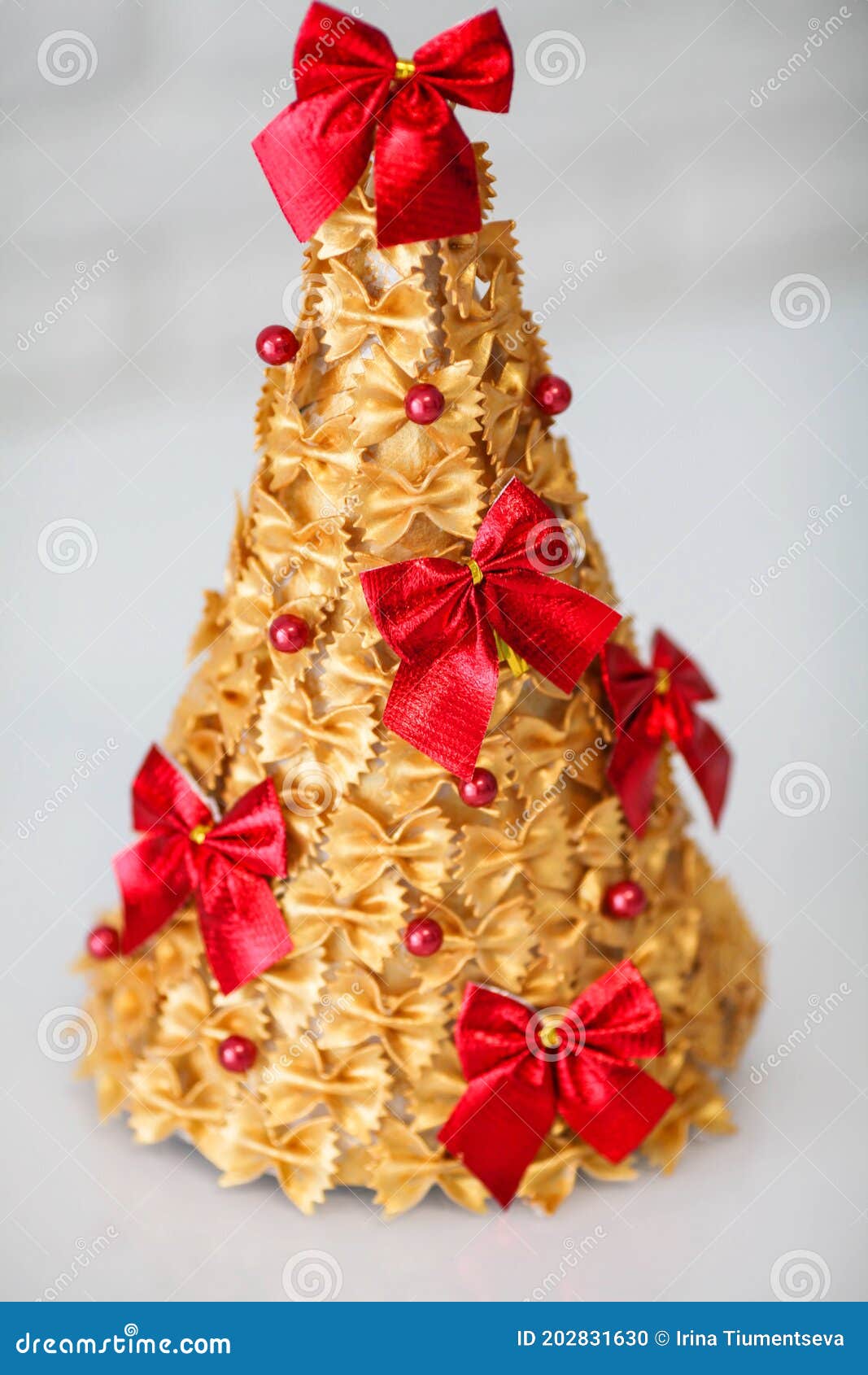Crianças é Artesanato. árvore De Natal Feita De Massas Pintadas De Ouro E Decoradas Com Arco Vermelho Foto de Stock - Imagem de colagem, xmas: 202831630 Crianças é Artesanato. árvore De Natal Feita De Massas Pintadas De Ouro E Decoradas Com Arco Vermelho Foto de Stock - Imagem de colagem, xmas: 202831630