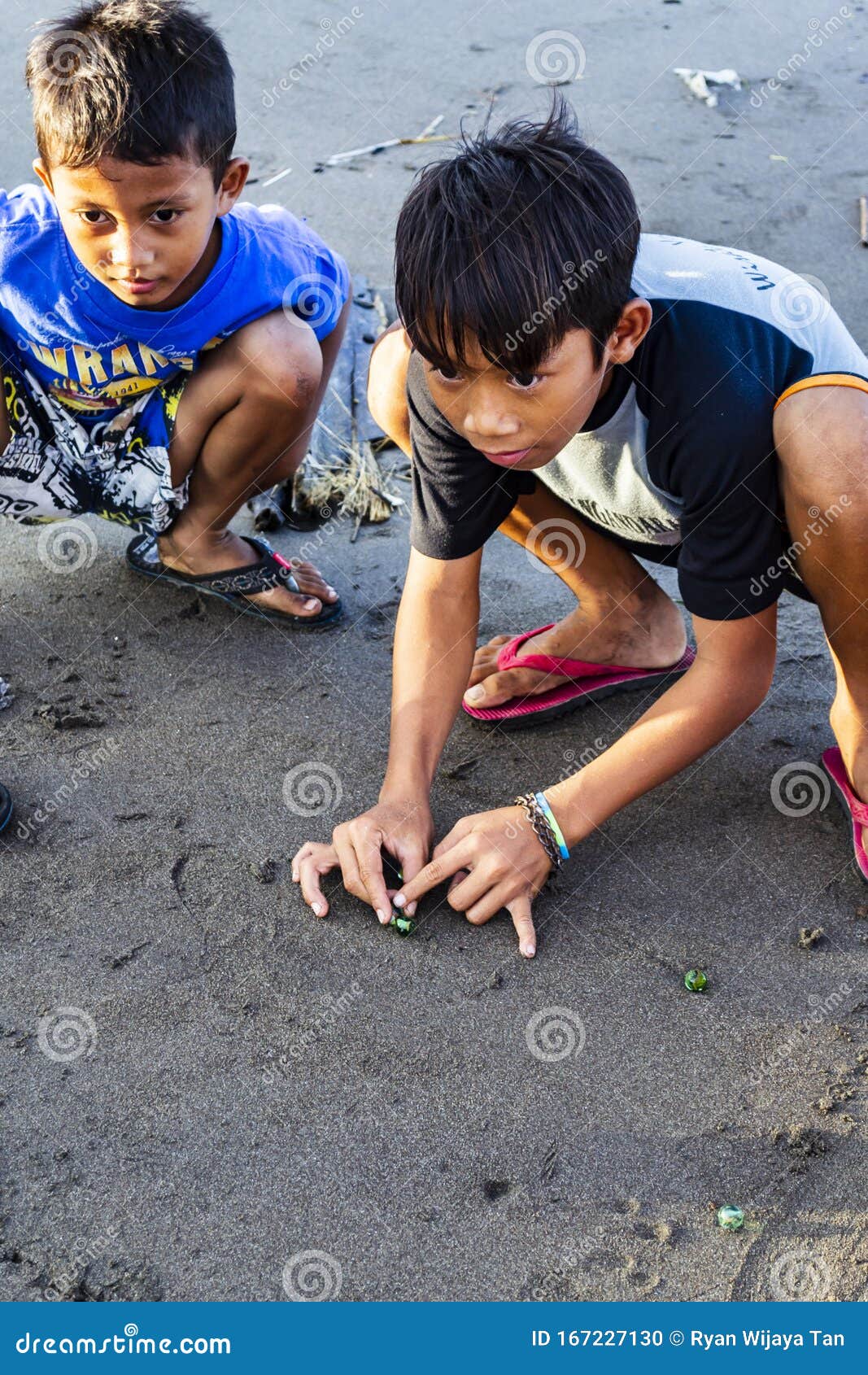 Crianças Asiáticas Jogando Bolas De Gude Nos Jogos Tradicionais