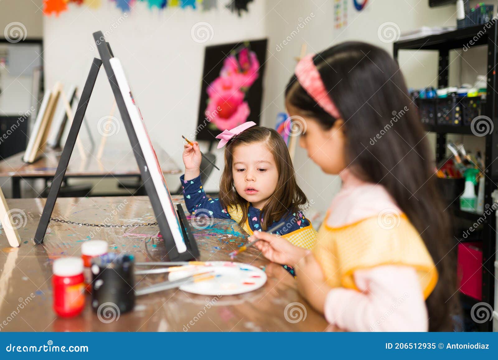 Foto Caucasiana bela jovem professora ensinando arte para crianças