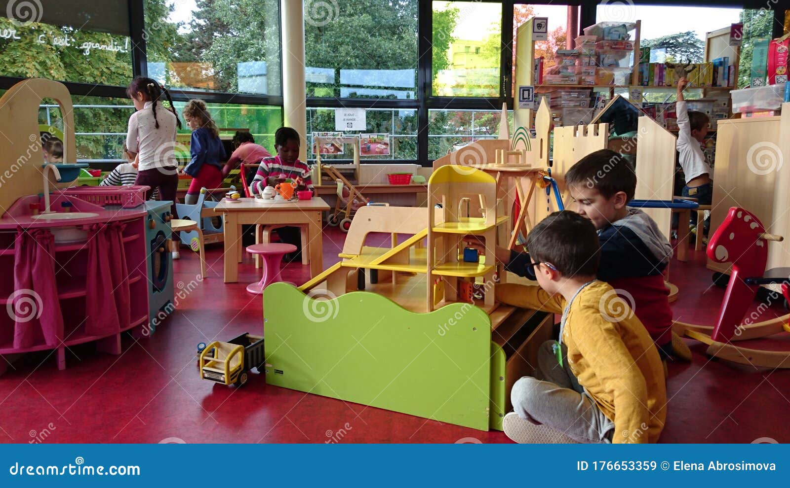 Dois meninos brincando com brinquedos na sala de jogos.