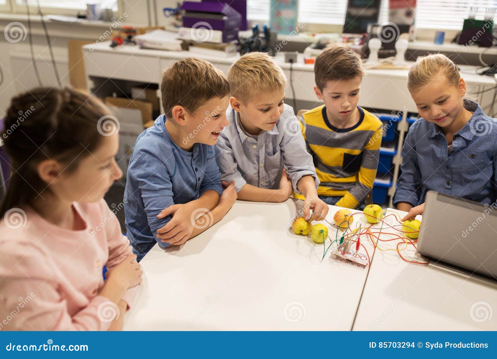 Crianças Com O Jogo Da Invenção Na Escola Da Robótica Foto de